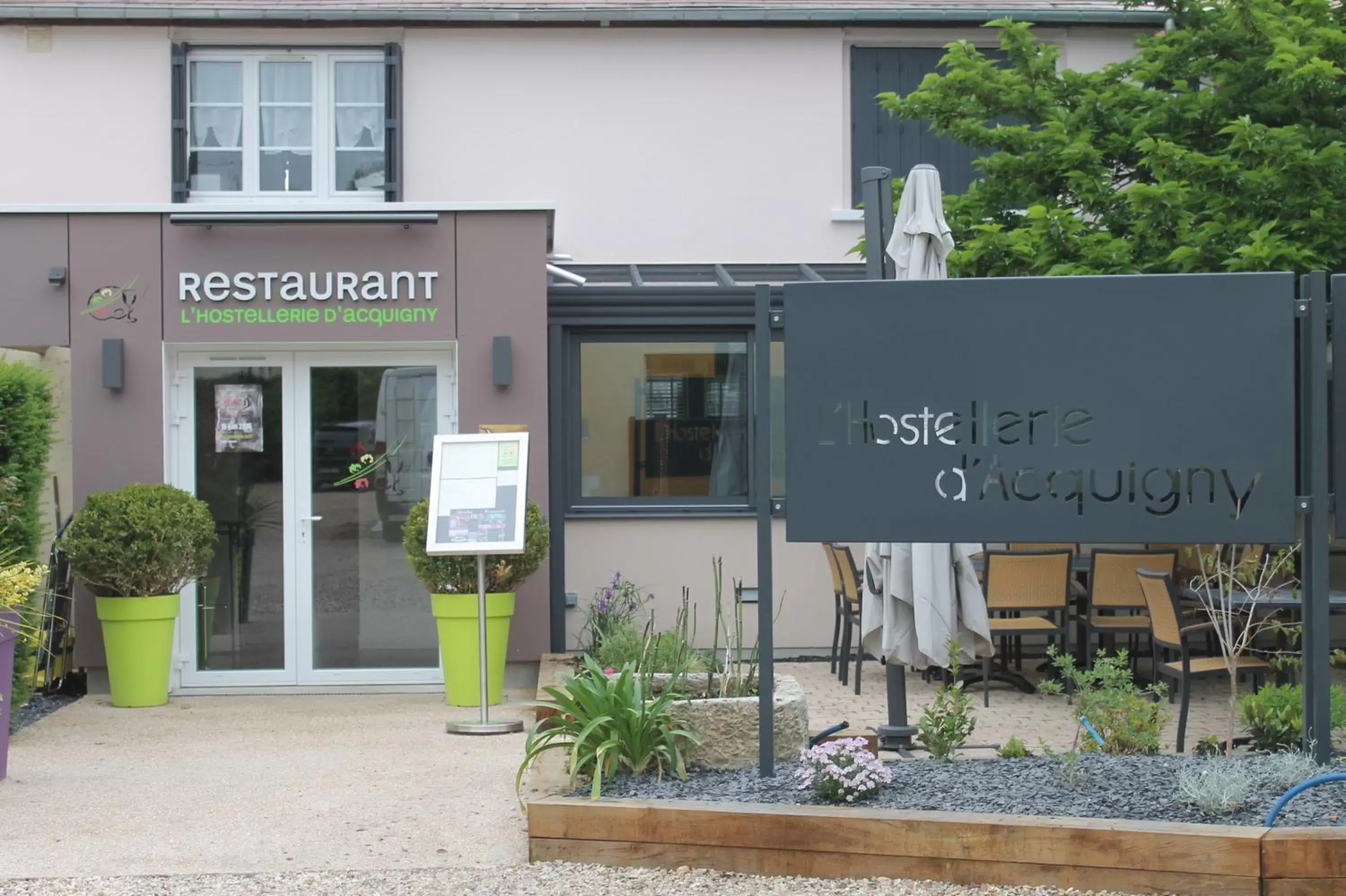 Restaurant/places to eat, Facade/Entrance in L'Hostellerie d'Acquigny