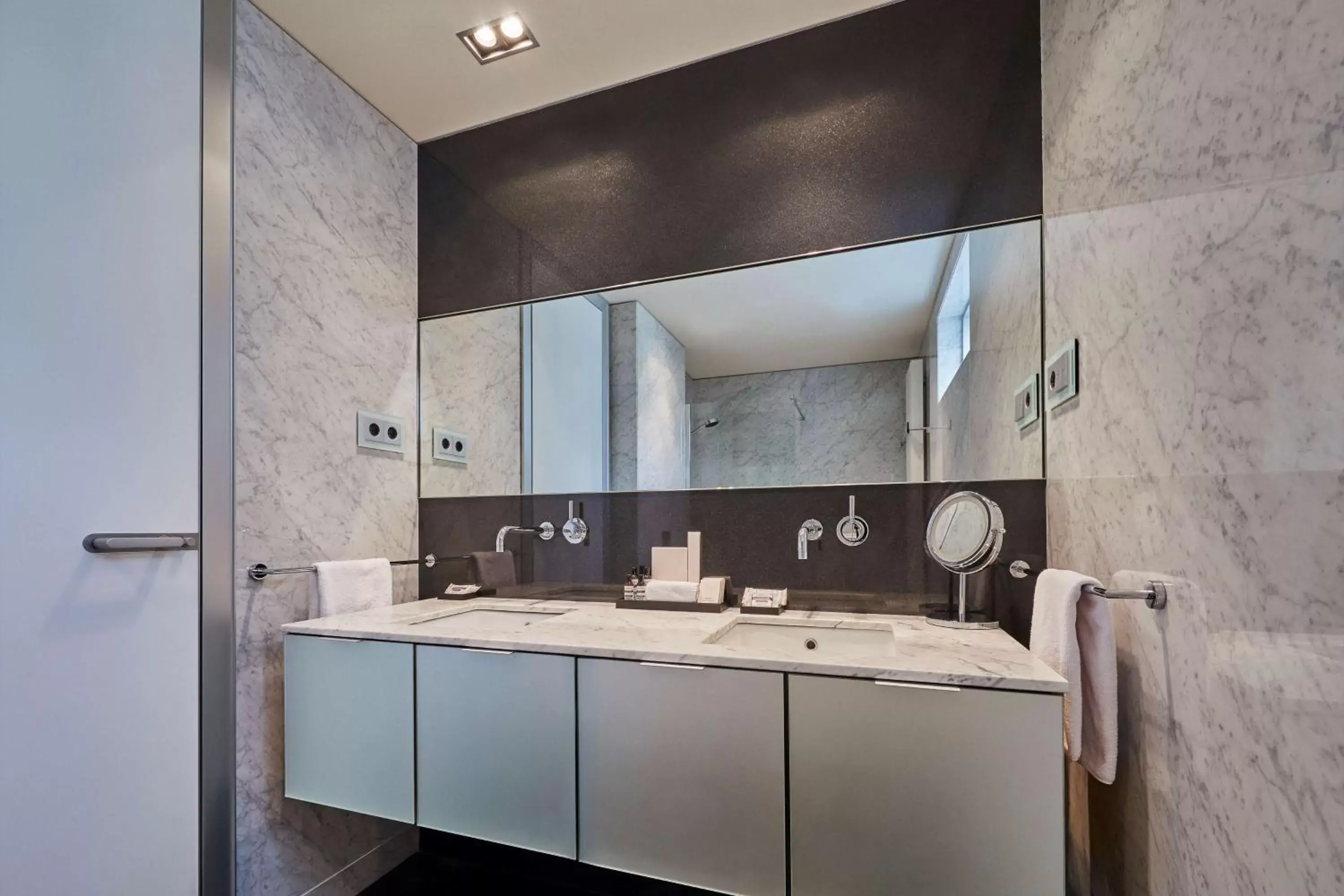 Bathroom, Kitchen/Kitchenette in Hyatt Regency Madrid Residences