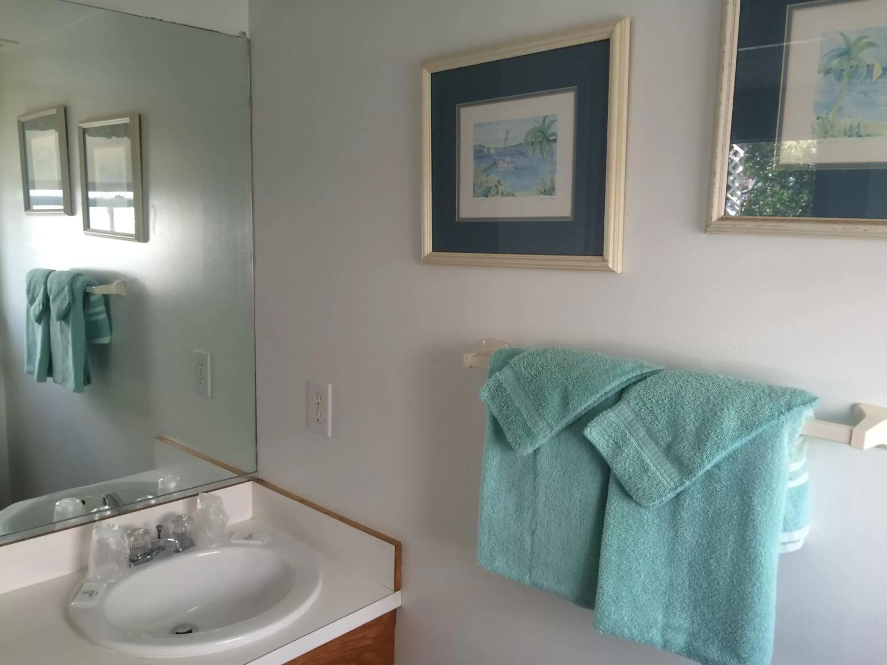 Bathroom, Seating Area in Angie's Guest Cottage