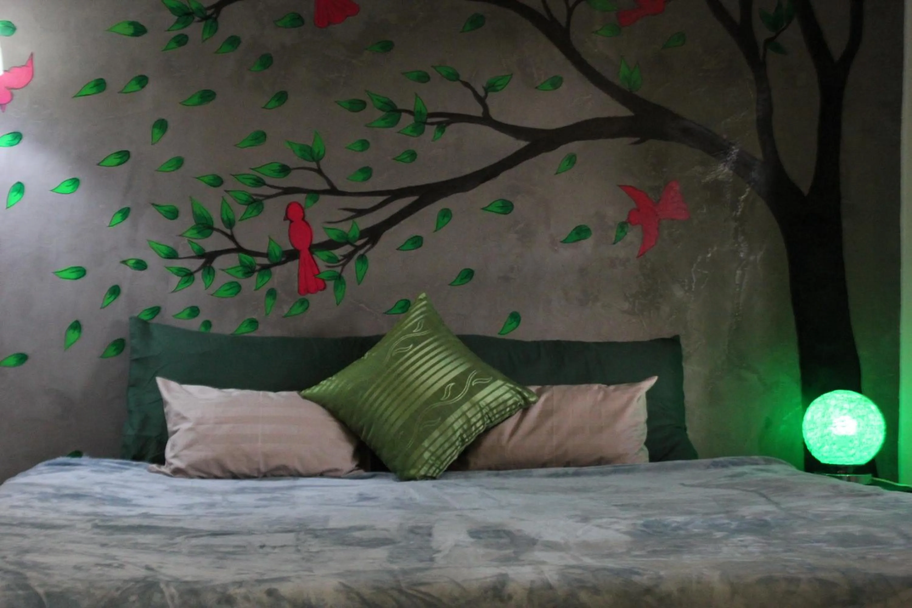 Bed in 1715 House - White Rhino