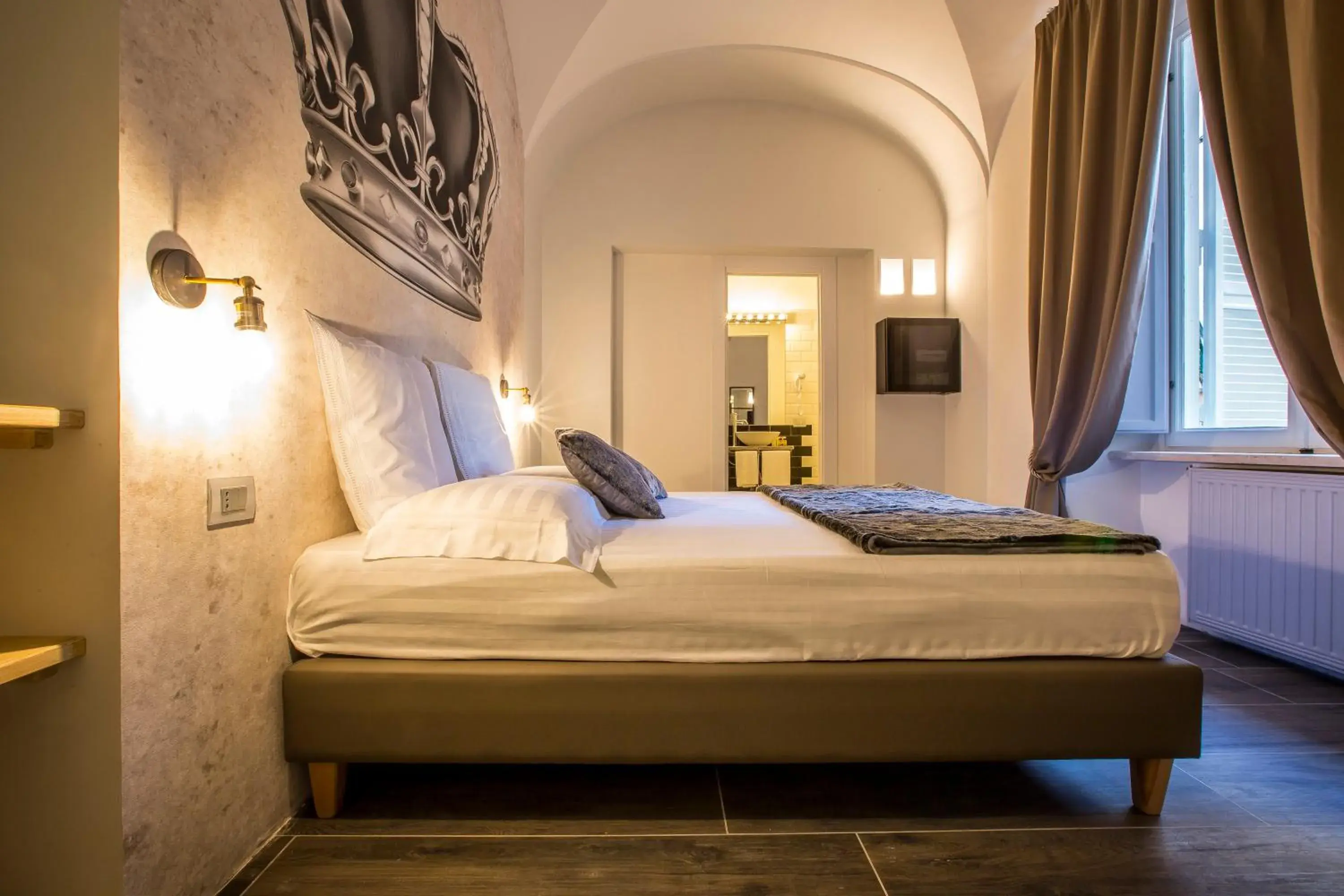 Photo of the whole room, Bed in Trevi Contemporary Suite