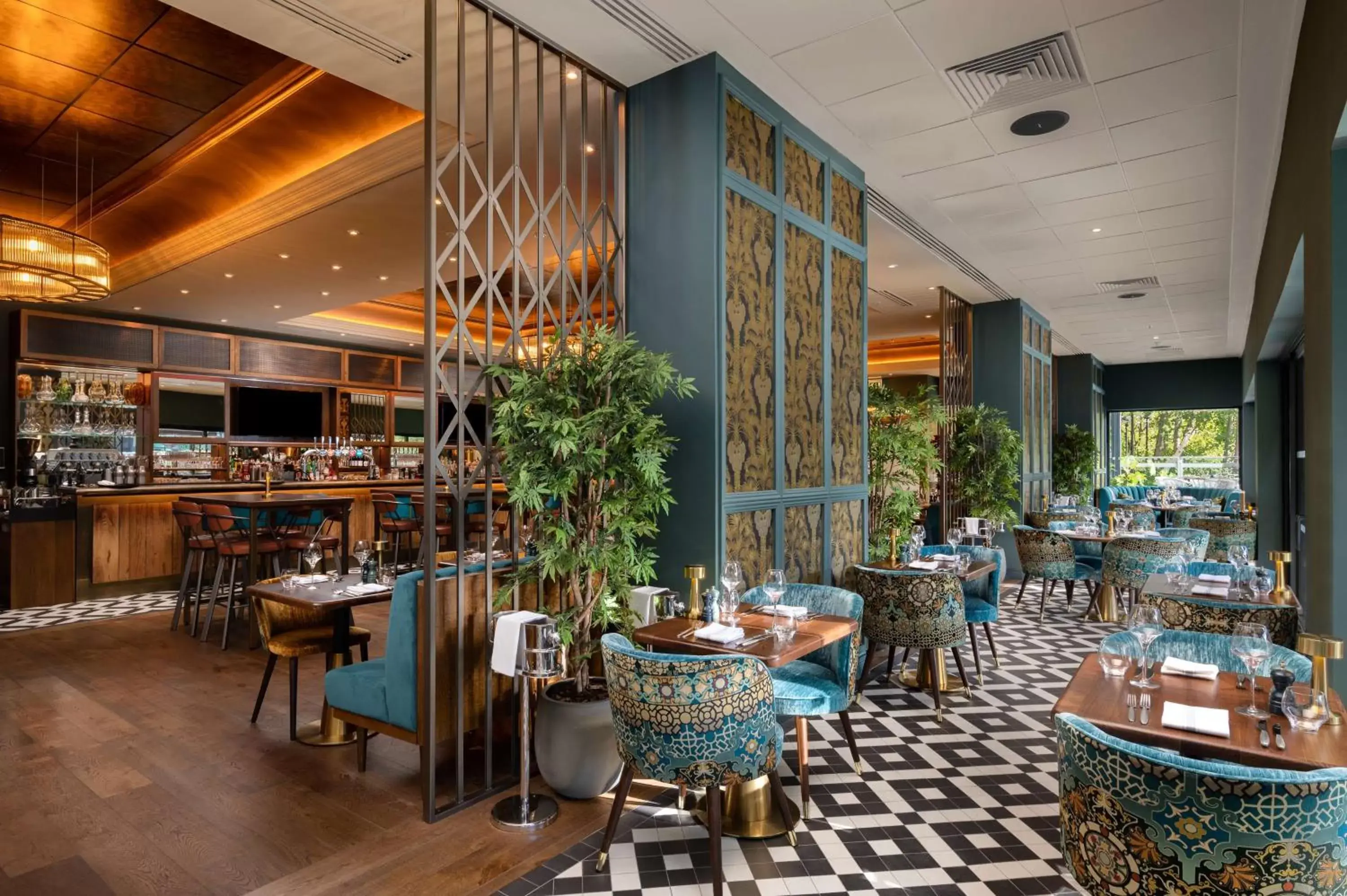 Lounge or bar, Restaurant/Places to Eat in Hilton Birmingham Metropole Hotel