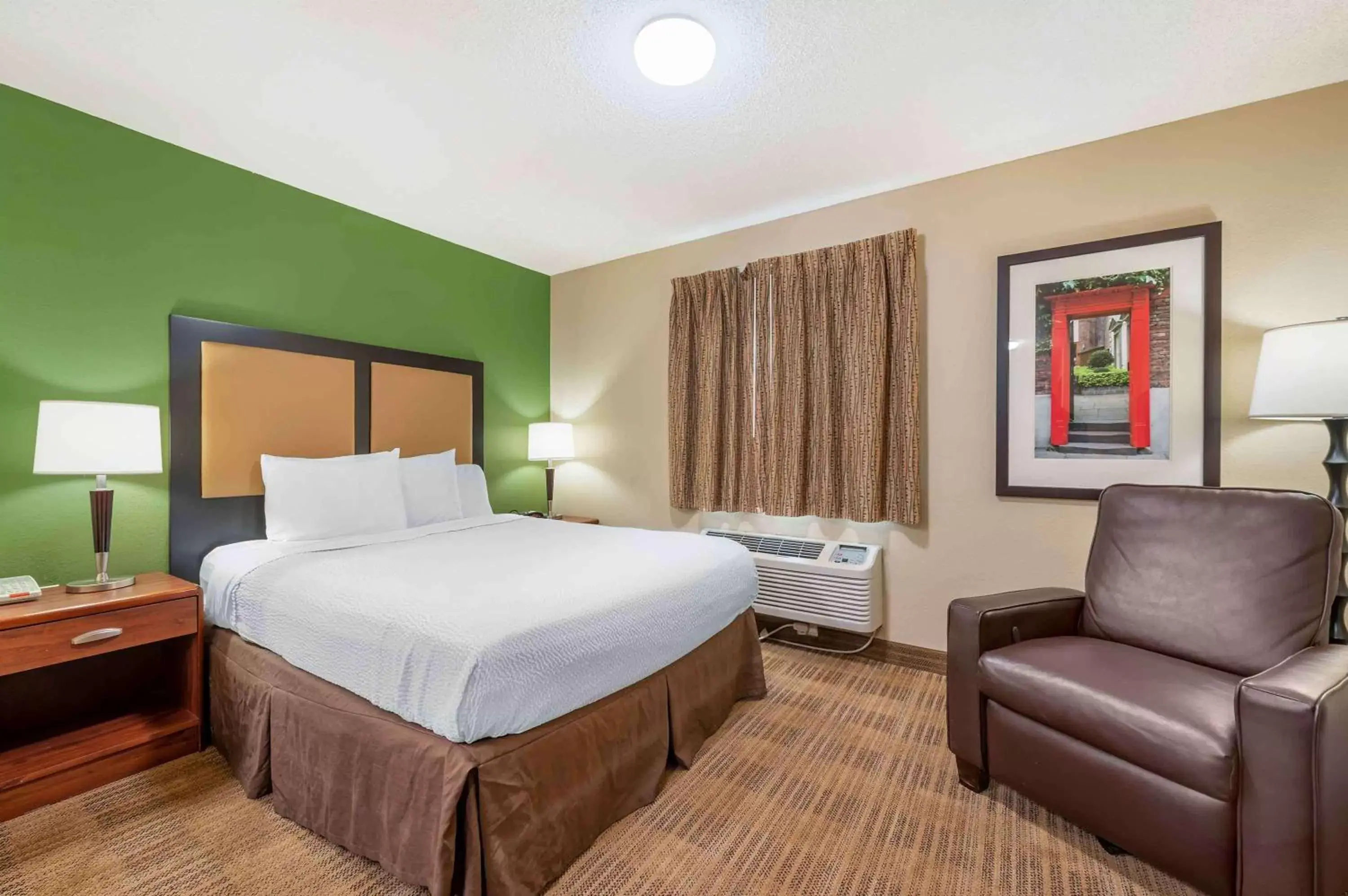 Bedroom, Bed in Extended Stay America Suites - Dayton - Fairborn