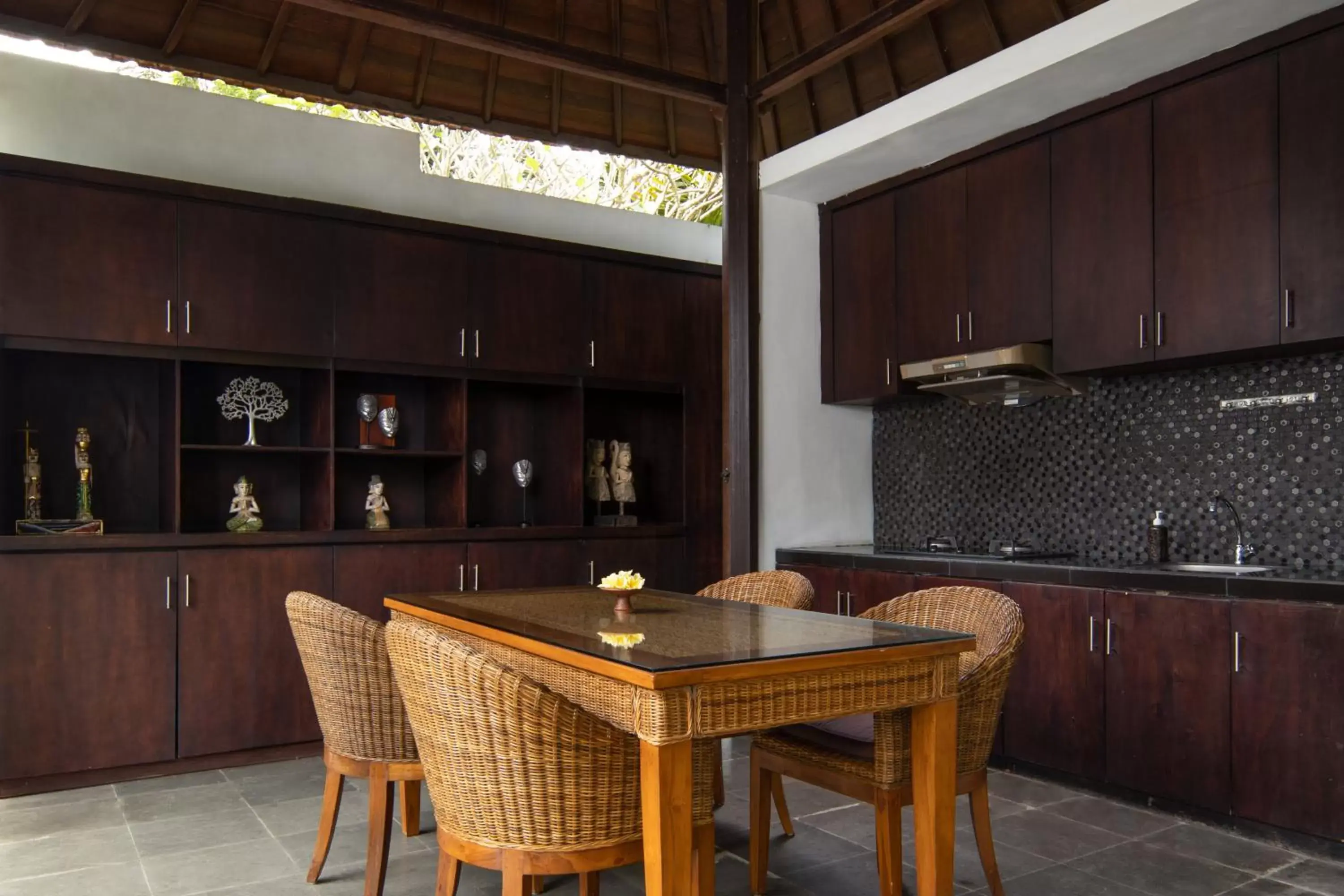 Dining area, Kitchen/Kitchenette in Ubud Raya Villa