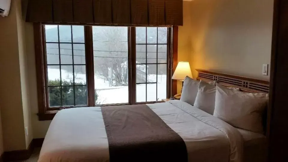 Bed in Winwood Inn & Condominiums