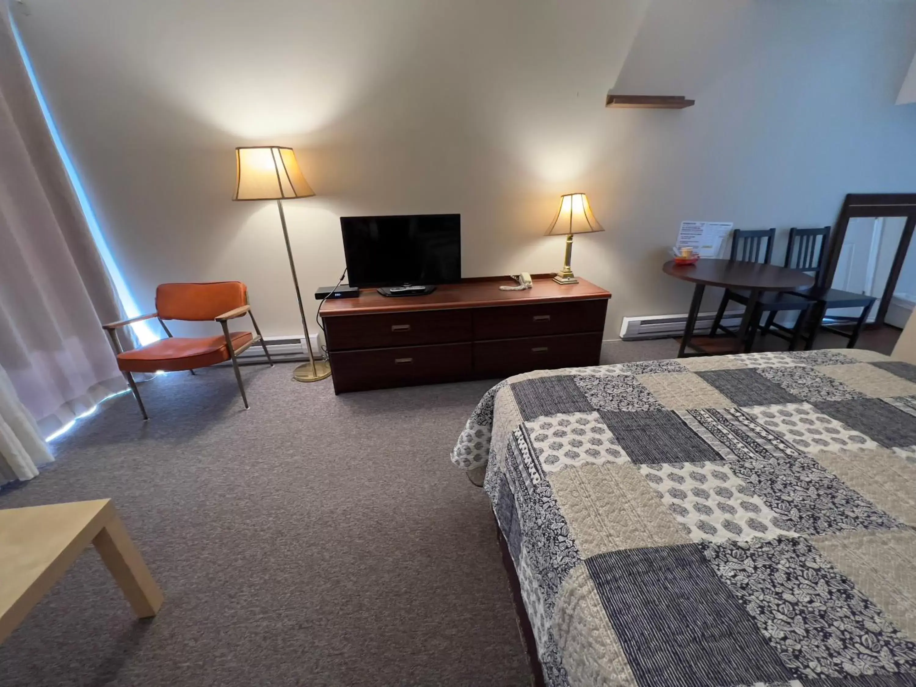 Bed, TV/Entertainment Center in Monashee Motel