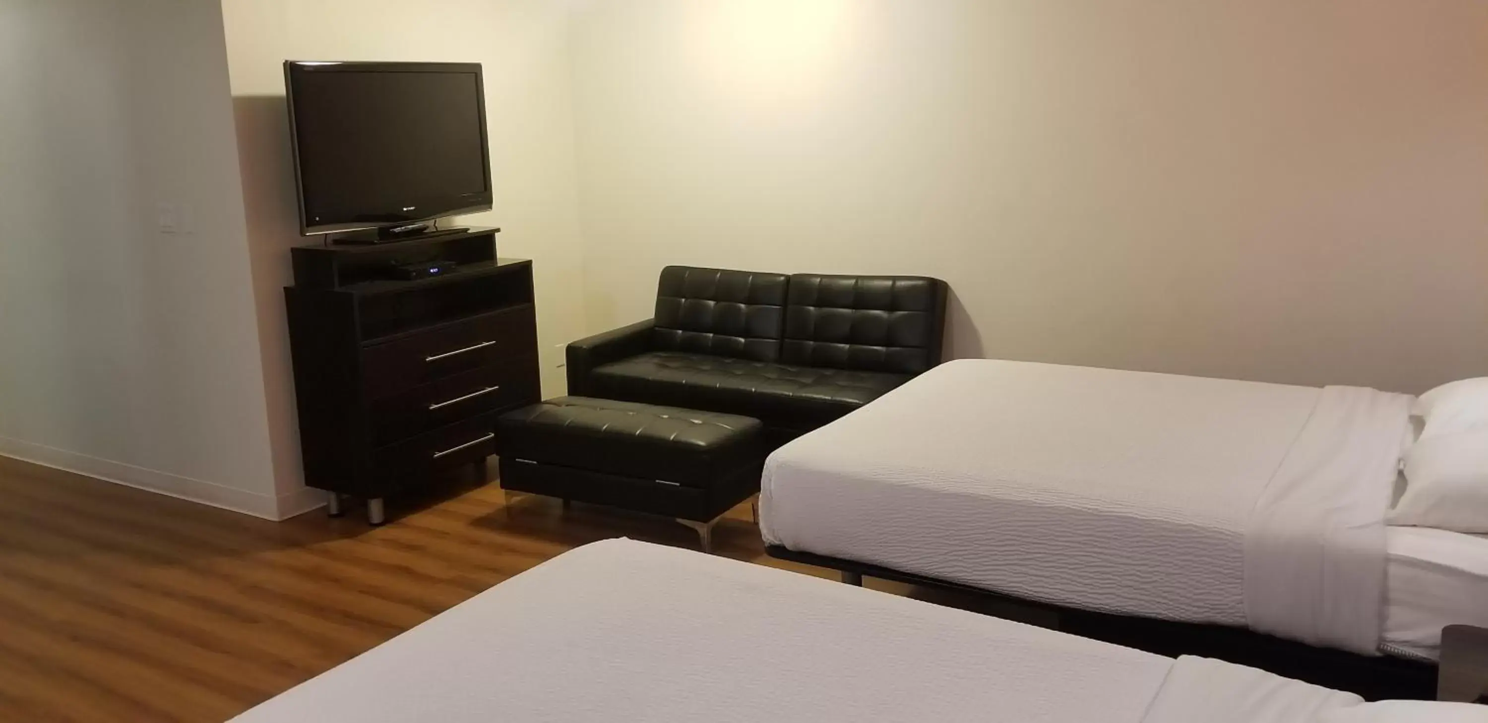 Bed, TV/Entertainment Center in Motel 6-Innisfail, AB