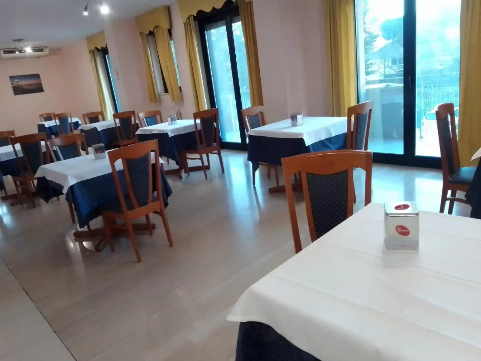 Breakfast, Restaurant/Places to Eat in Campus Hotel