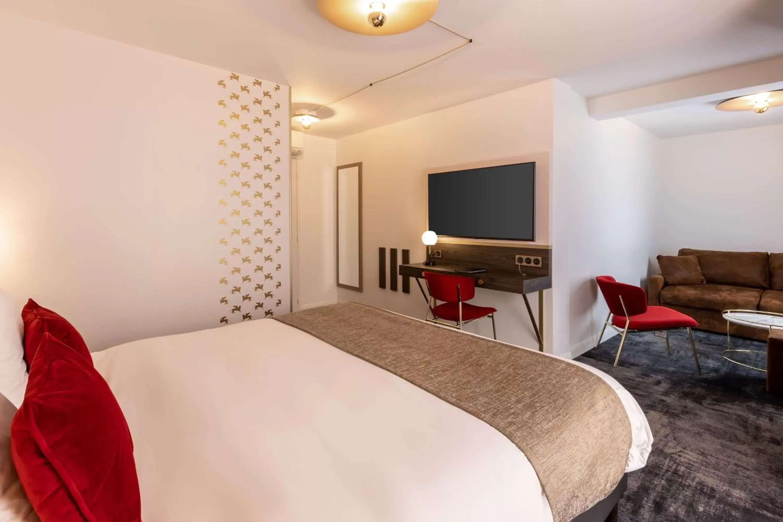 Bed, TV/Entertainment Center in Best Western Plus l'Artist Hotel