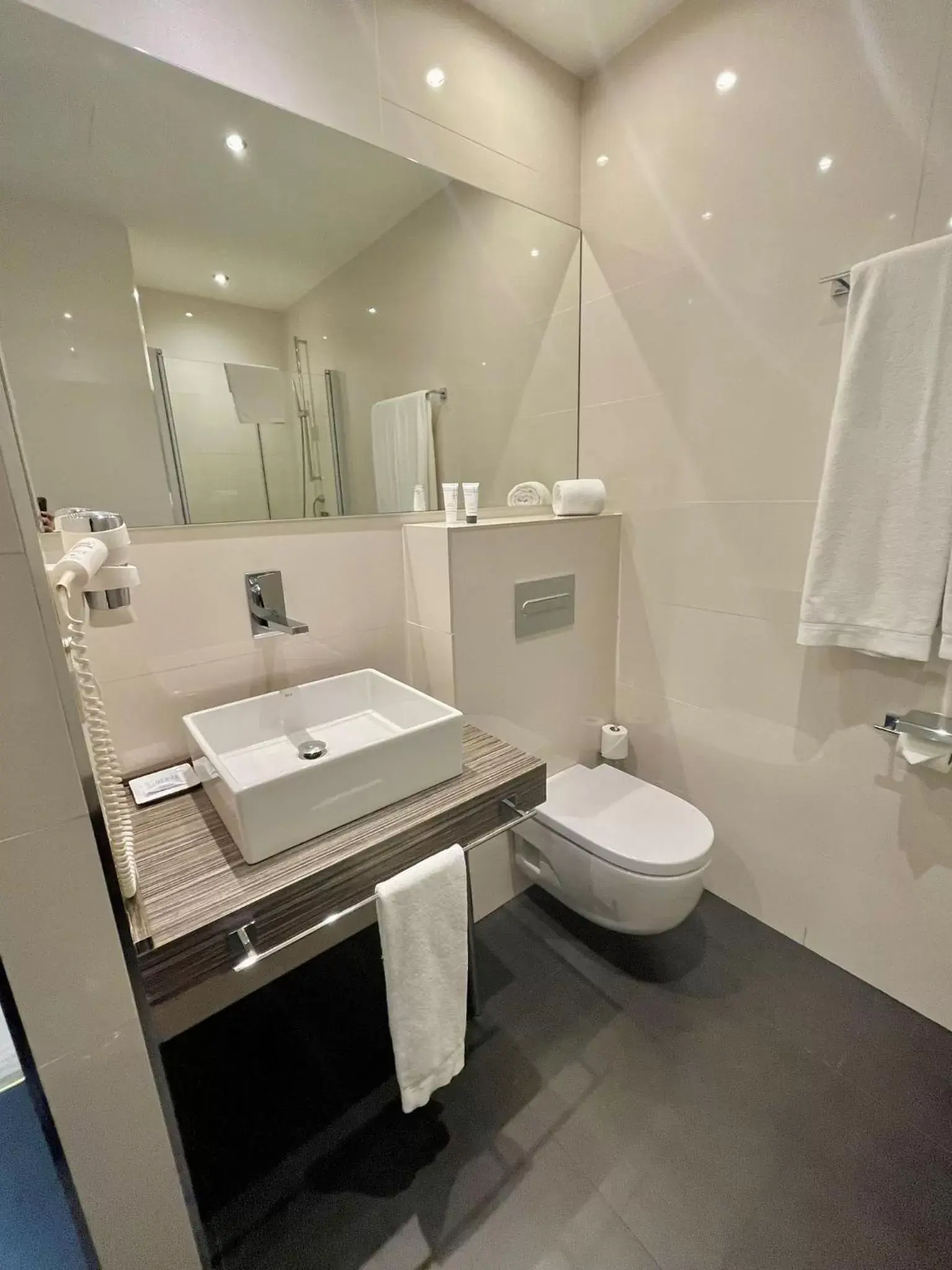 Bathroom in HelloSky Air Rooms Madrid