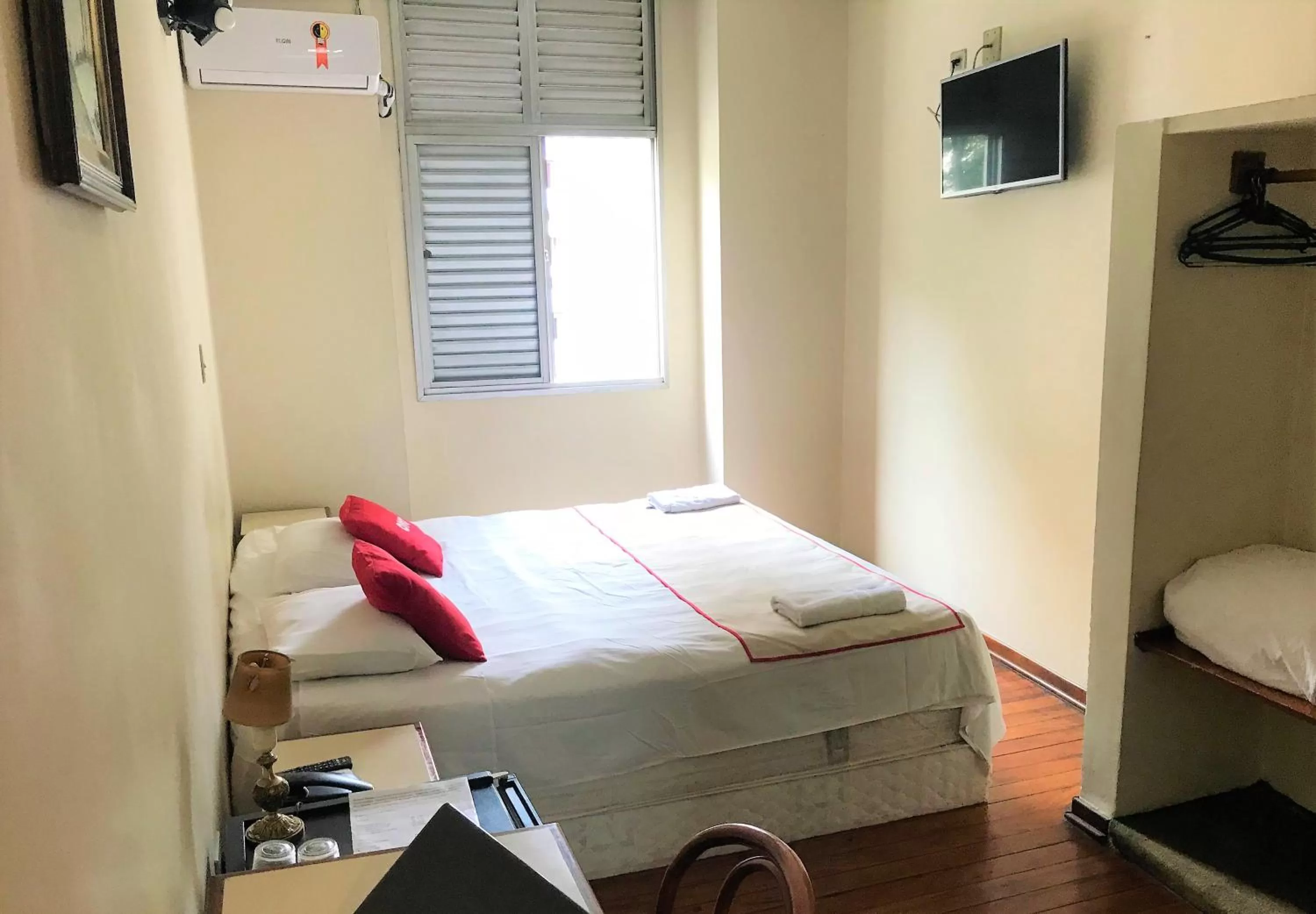 Bedroom, Bed in Hotel São Jorge São Paulo - Próximo a 25 de março, região do Brás, fácil acesso ao Expo Center Norte e Mercado Municipal SP