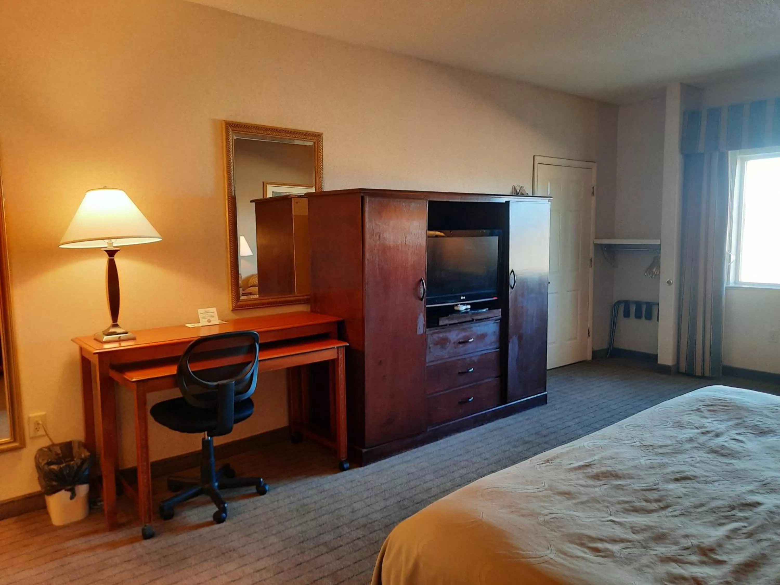 TV and multimedia, Bed in Quality Inn & Suites Grants - I-40