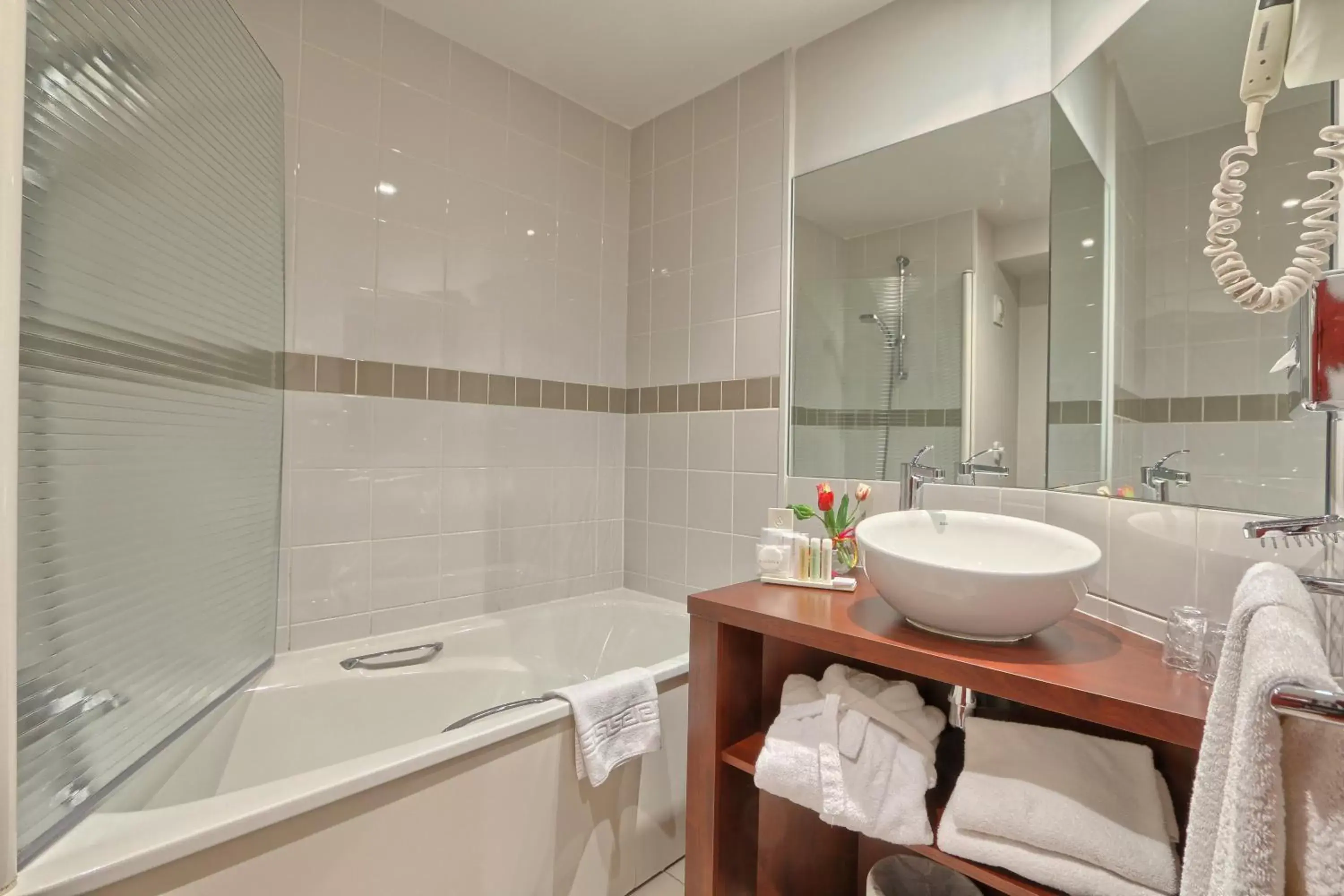 Bathroom in Golden Tulip Paris CDG Airport – Villepinte