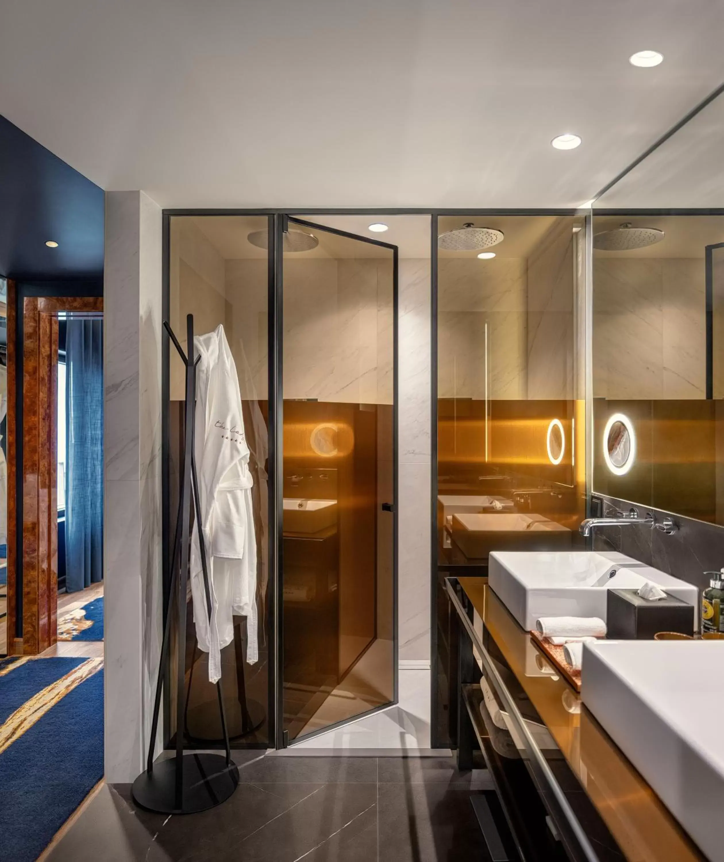 Toilet, Bathroom in The Lodge Porto Hotel