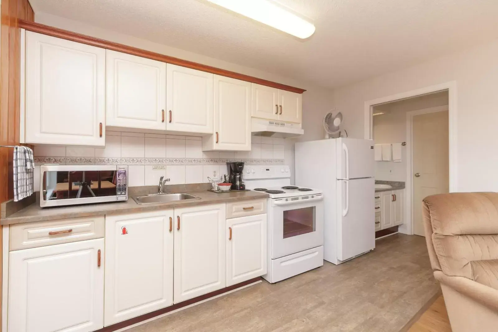 Kitchen or kitchenette, Kitchen/Kitchenette in The Cedarwood Inn & Suites