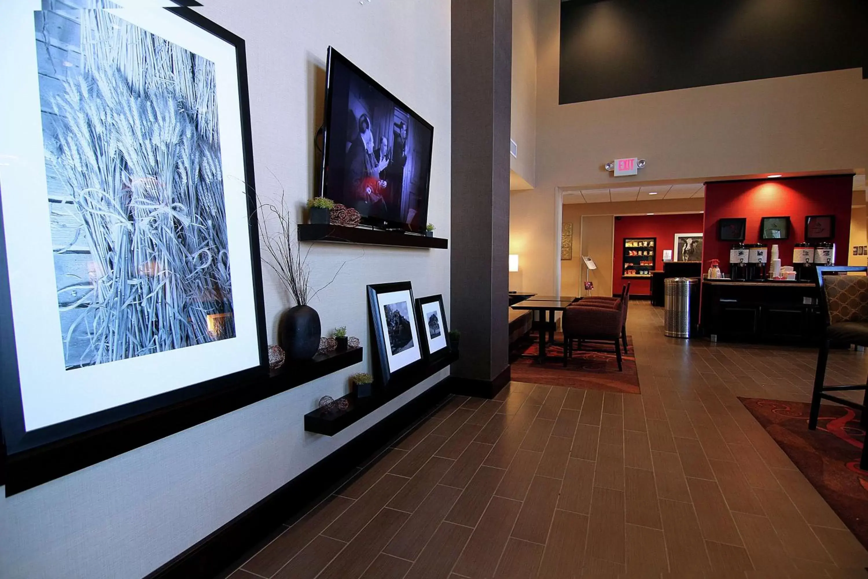 Lobby or reception, TV/Entertainment Center in Hampton Inn & Suites Grand Forks