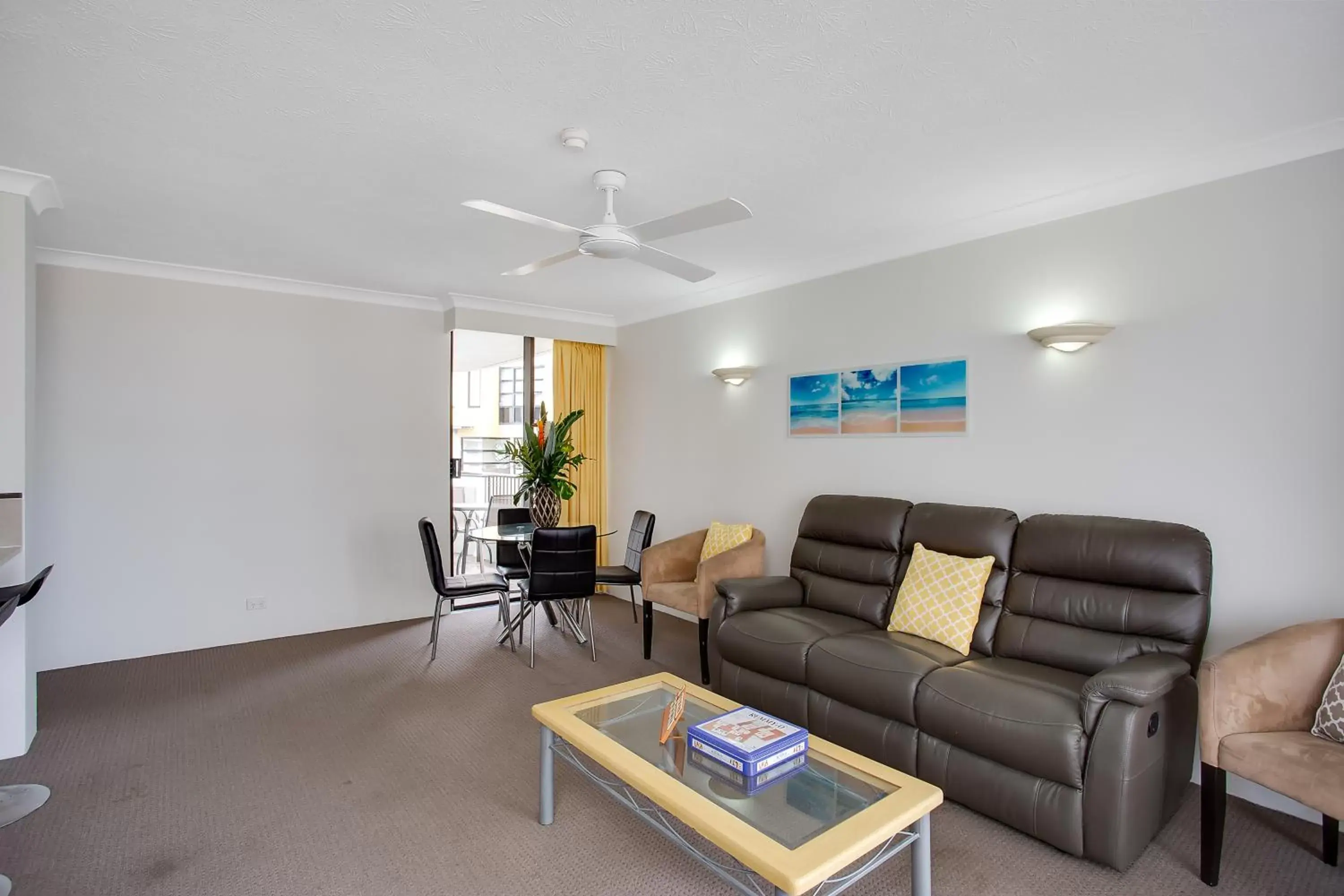 Living room, Seating Area in Broadbeach Pacific Resort