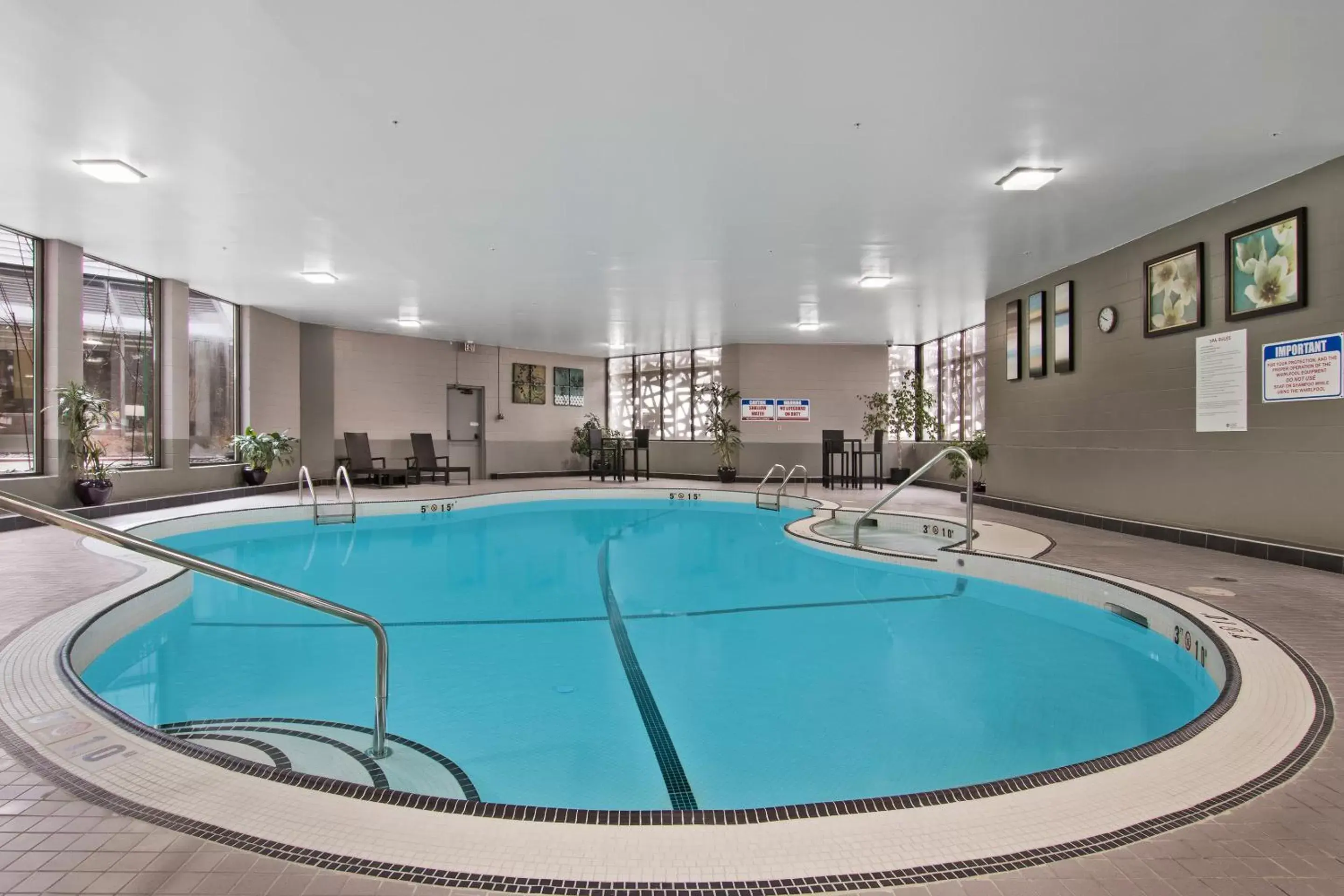 Swimming Pool in Best Western Premier Calgary Plaza Hotel & Conference Centre