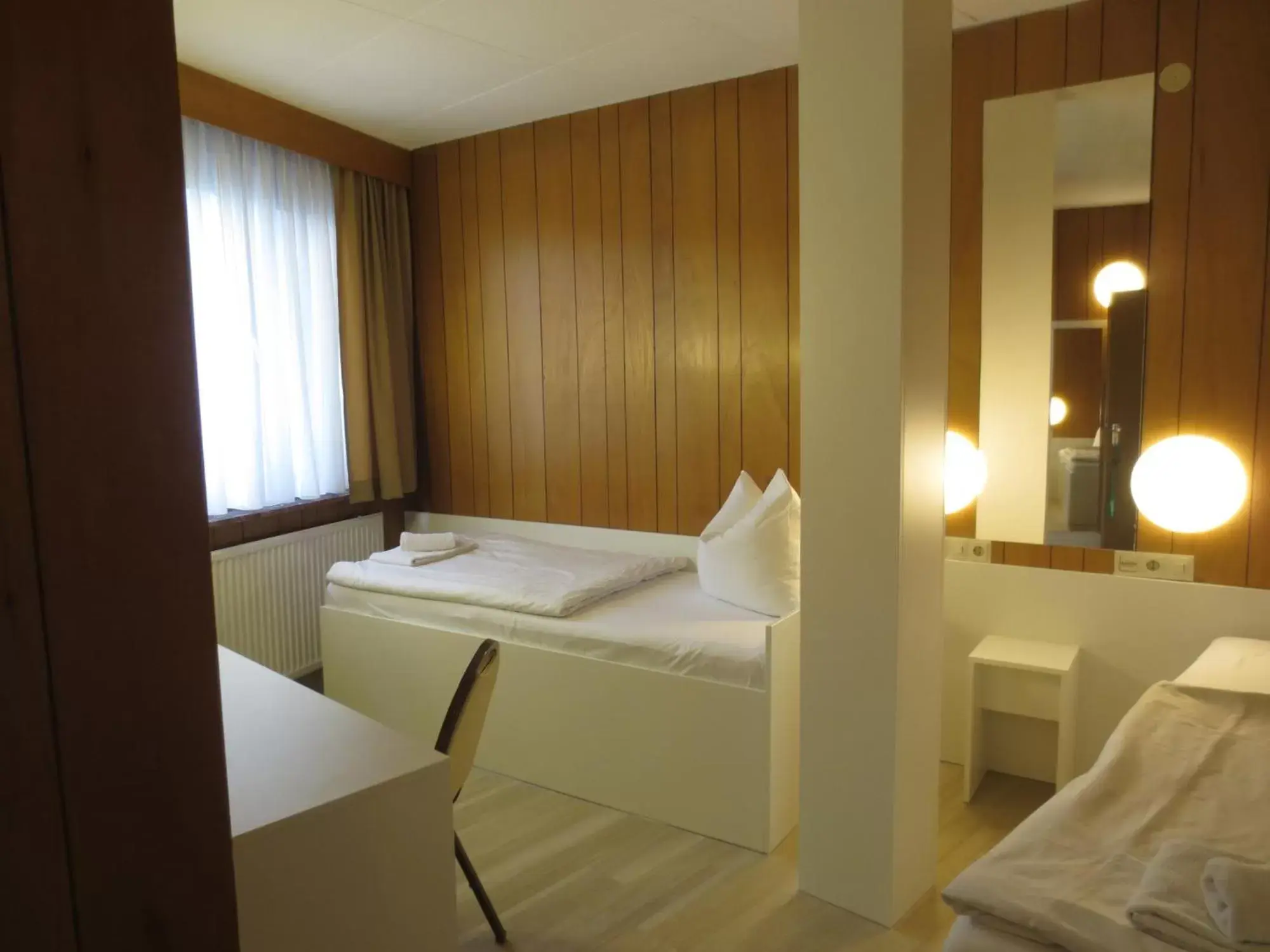 Photo of the whole room, Bed in Central-Hotel Tegel