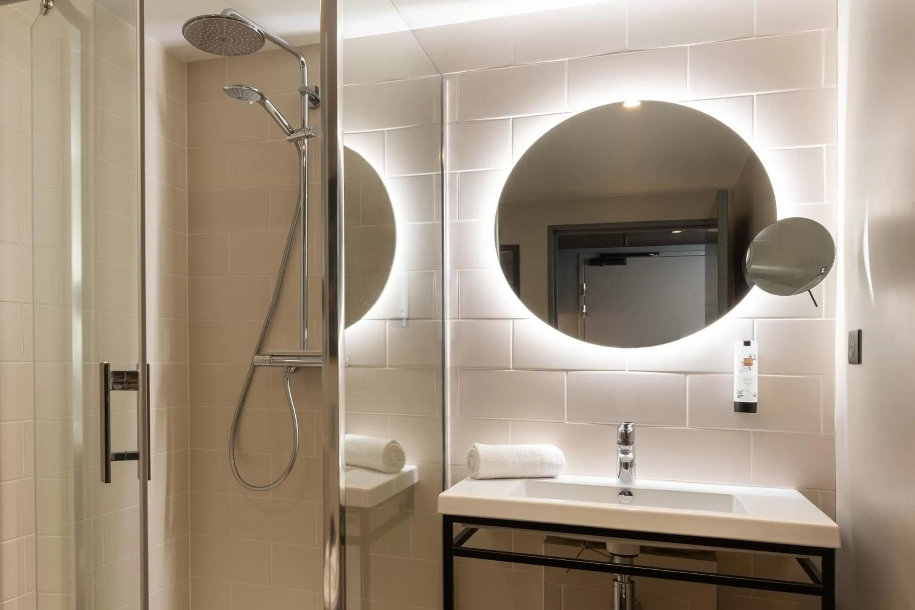 Shower, Bathroom in Best Western M-Treize Paris Asnieres