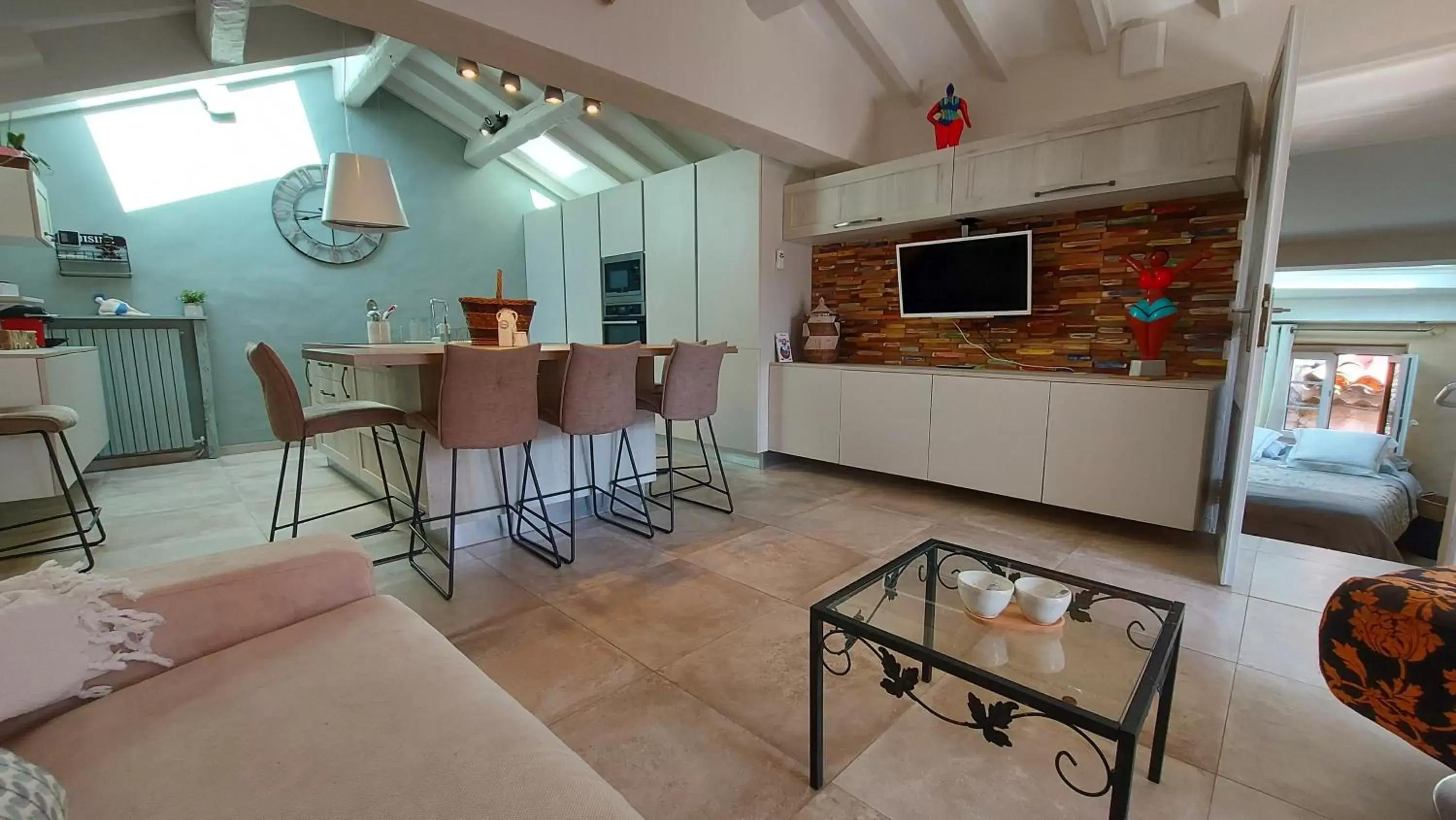 Living room, Kitchen/Kitchenette in La Bombonière & Spa