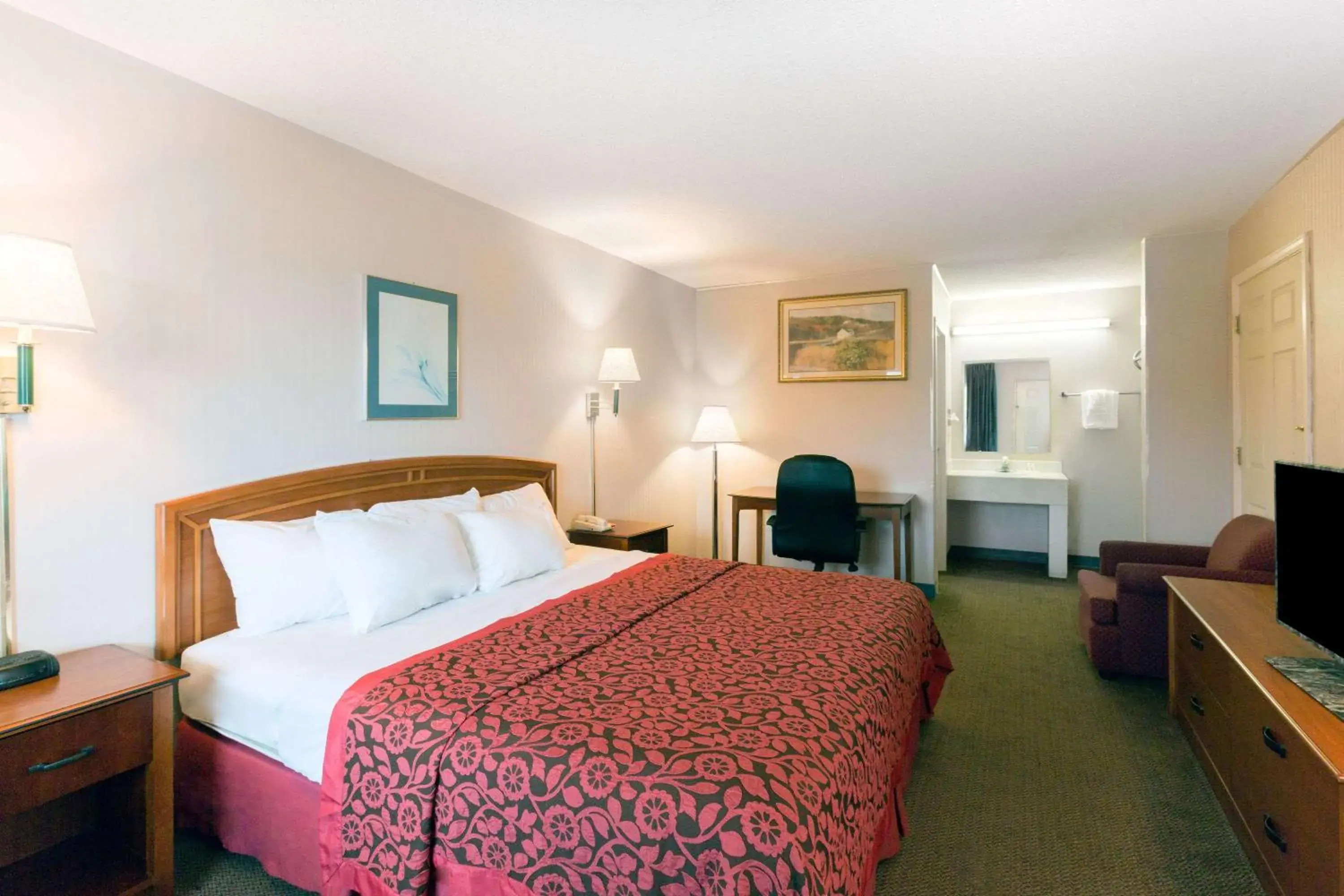 Photo of the whole room, Bed in Days Inn by Wyndham Richmond