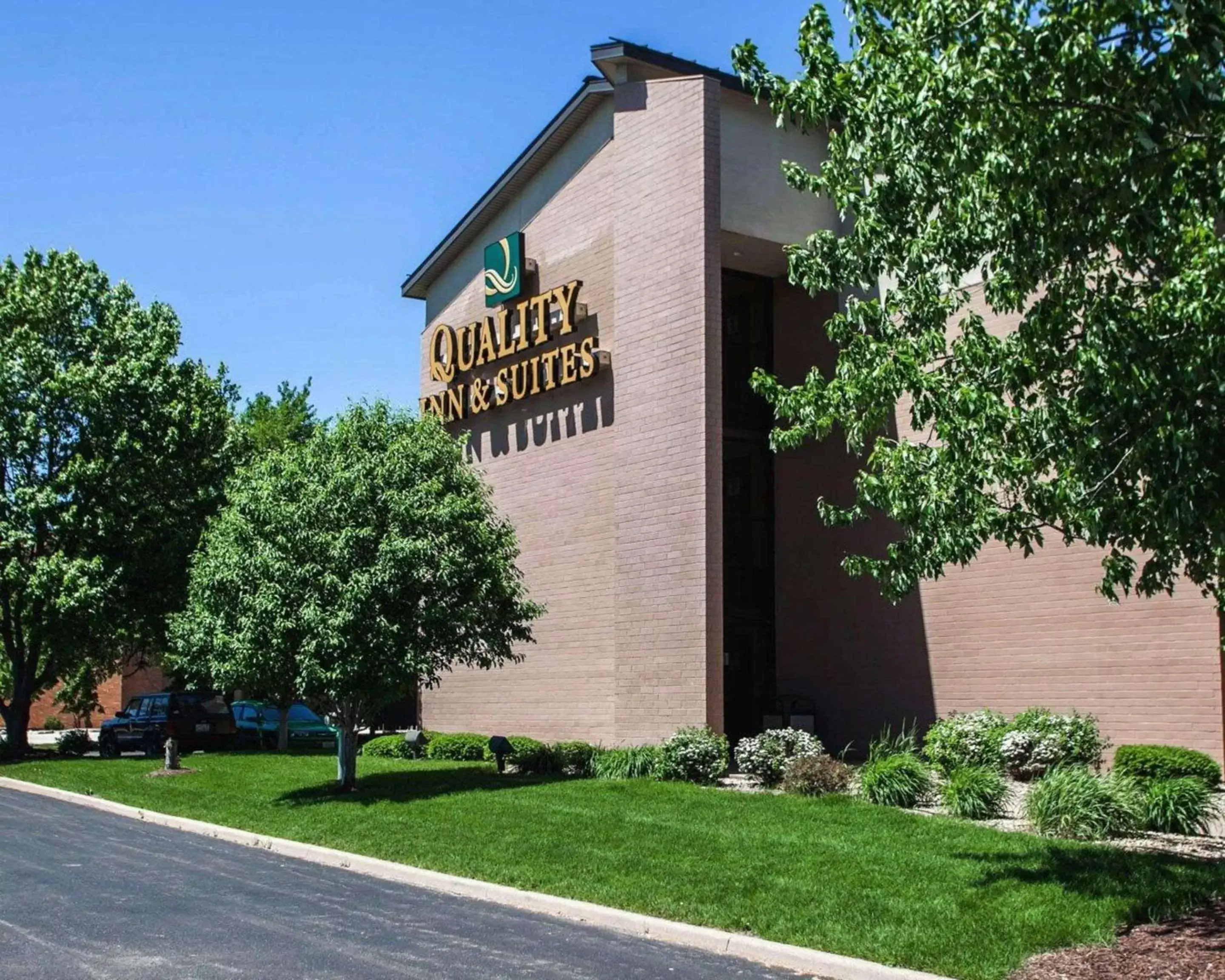 Property building in Quality Inn & Suites Peoria North Property building in Quality Inn & Suites Peoria North