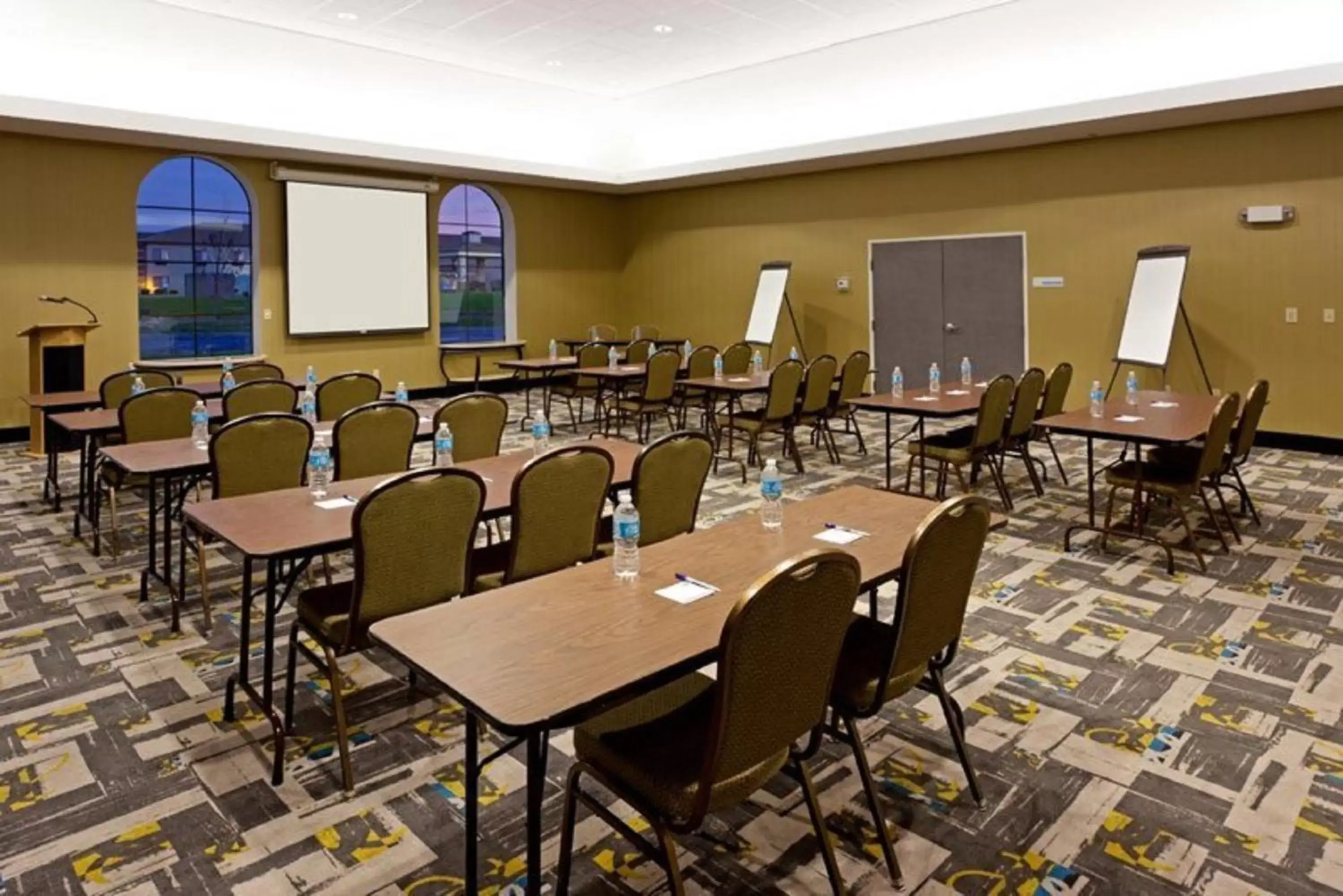 Meeting/conference room in Holiday Inn Express and Suites Batavia, an IHG Hotel