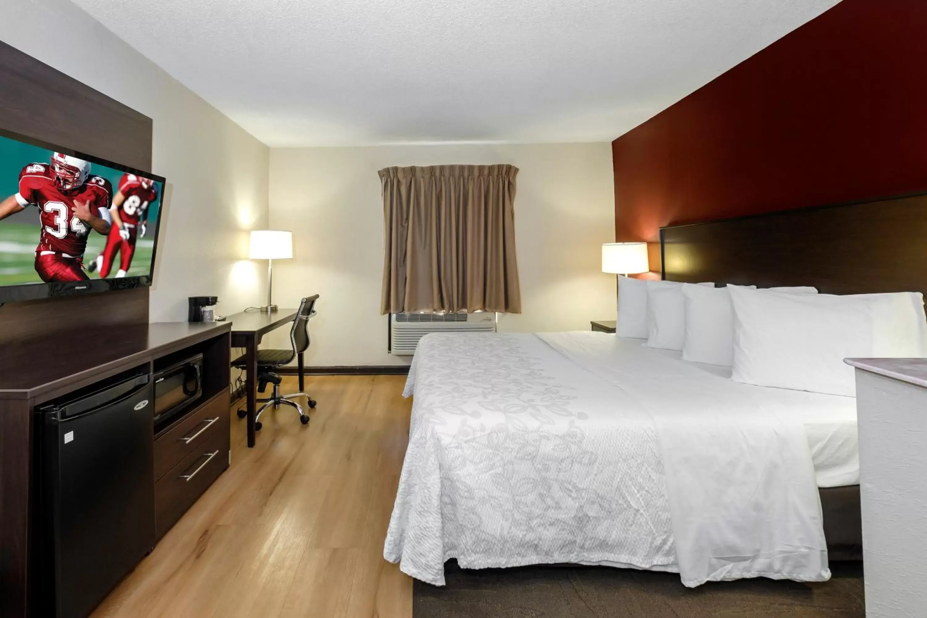 Photo of the whole room, Bed in Red Roof Inn PLUS+ & Suites Opelika