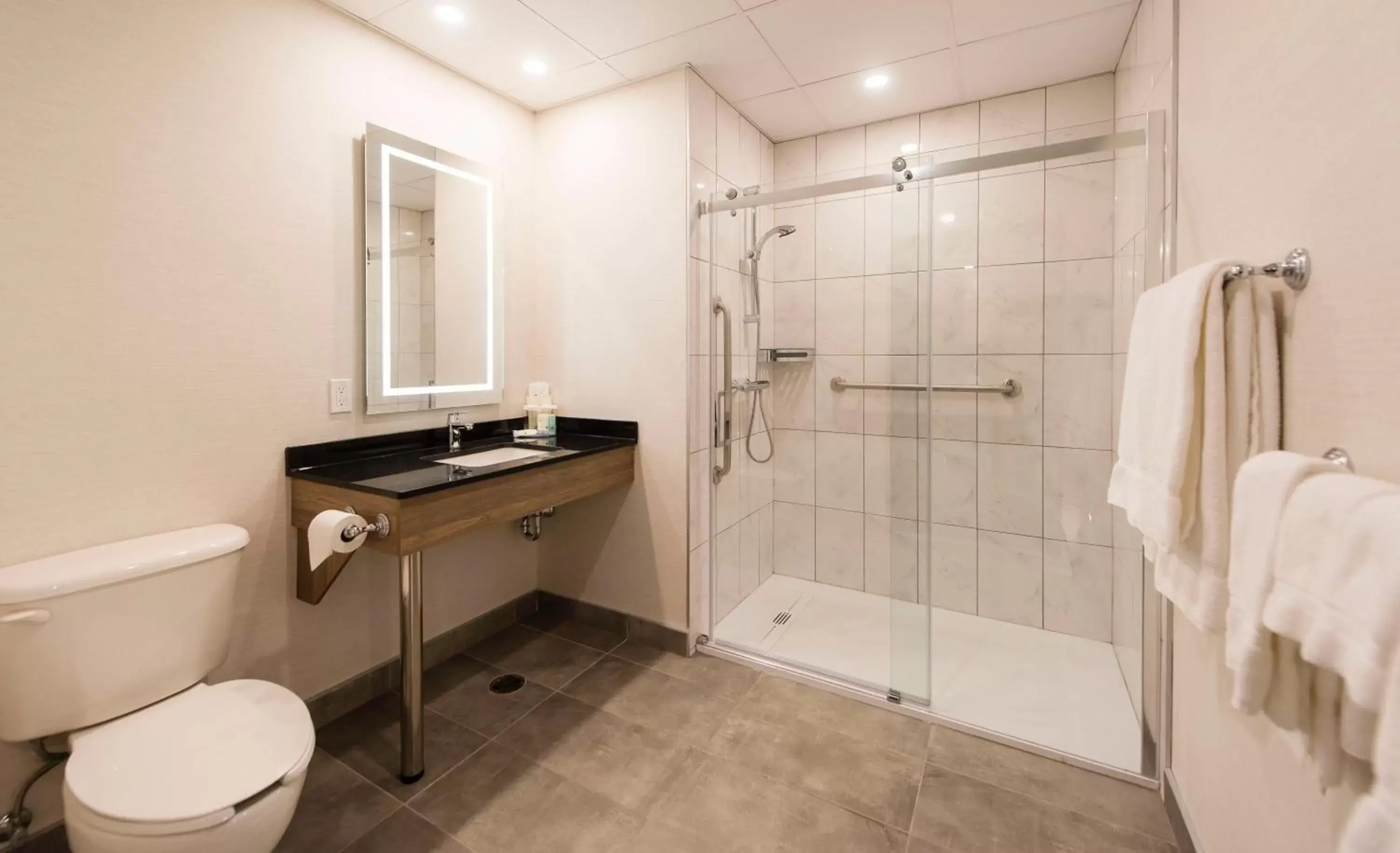 Shower, Bathroom in Hôtel Quality Suites Drummondville