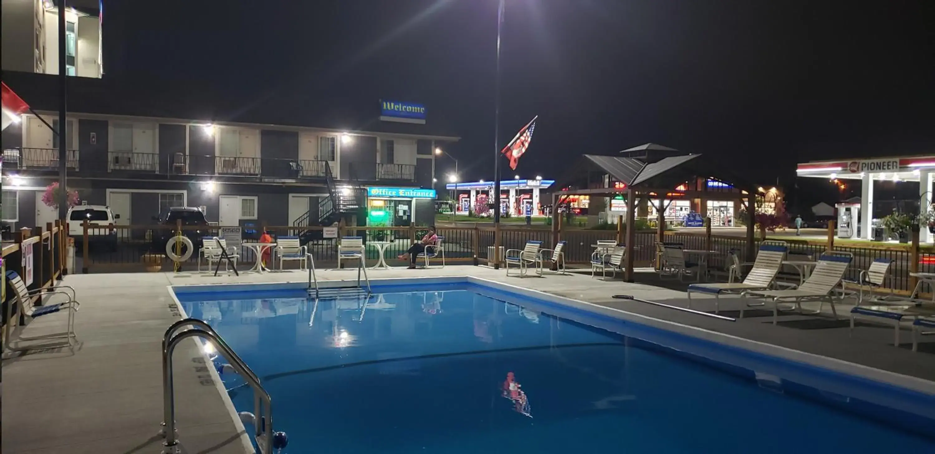 Swimming Pool in Niagara Falls Courtside Inn