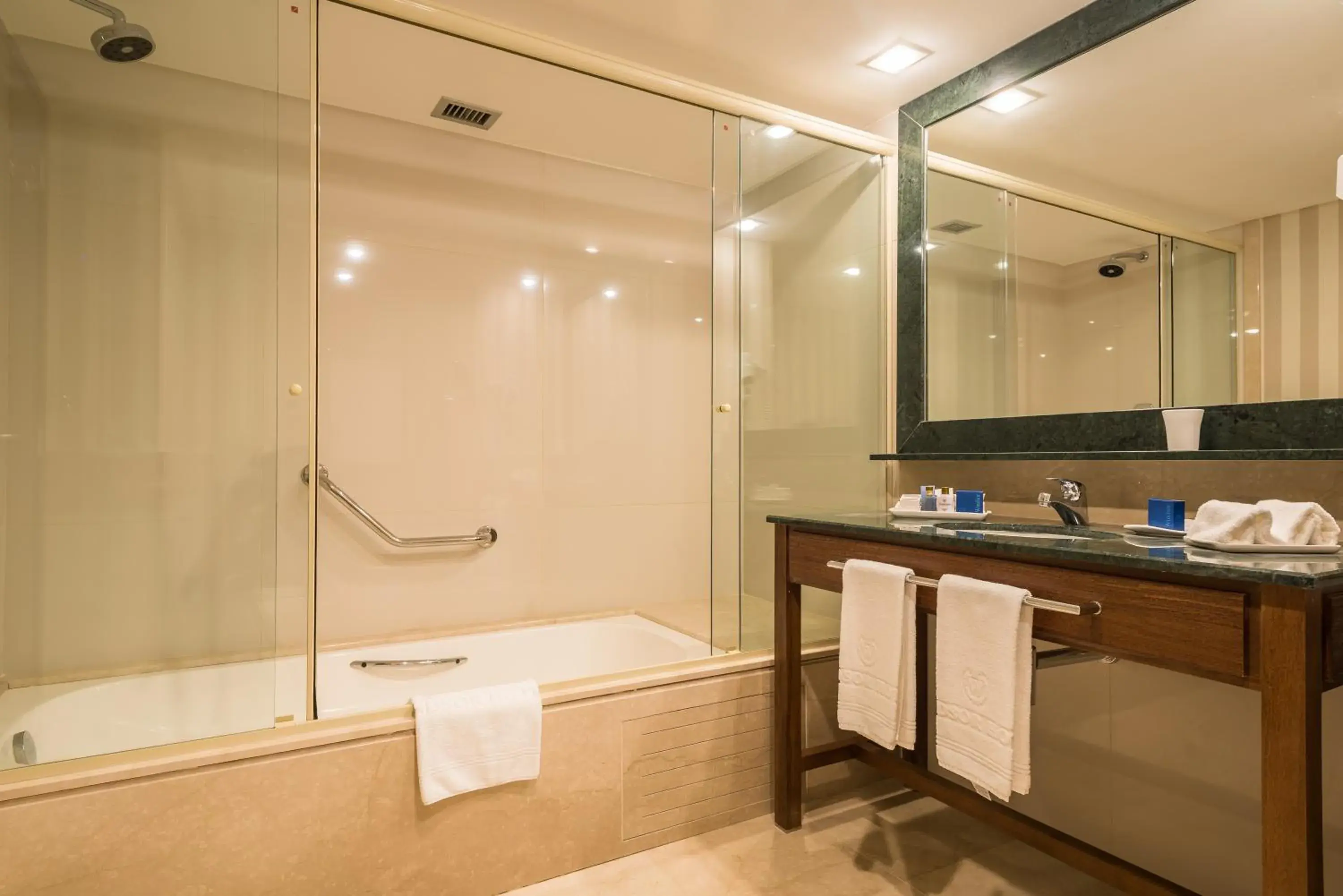 Bathroom in Windsor Oceanico Hotel