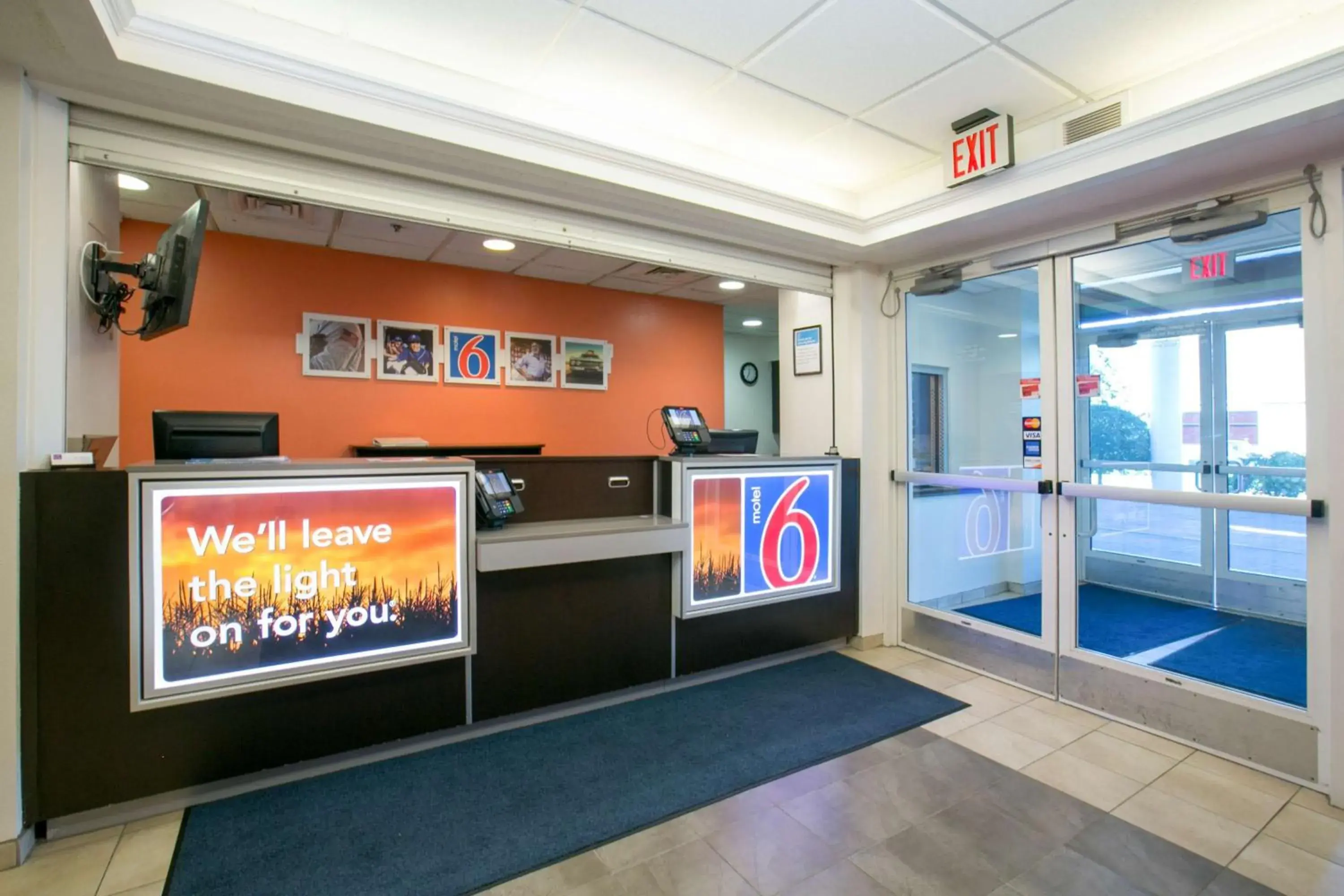 Lobby or reception in Motel 6-Brooklyn Center, MN - Minneapolis Lobby or reception in Motel 6-Brooklyn Center, MN - Minneapolis