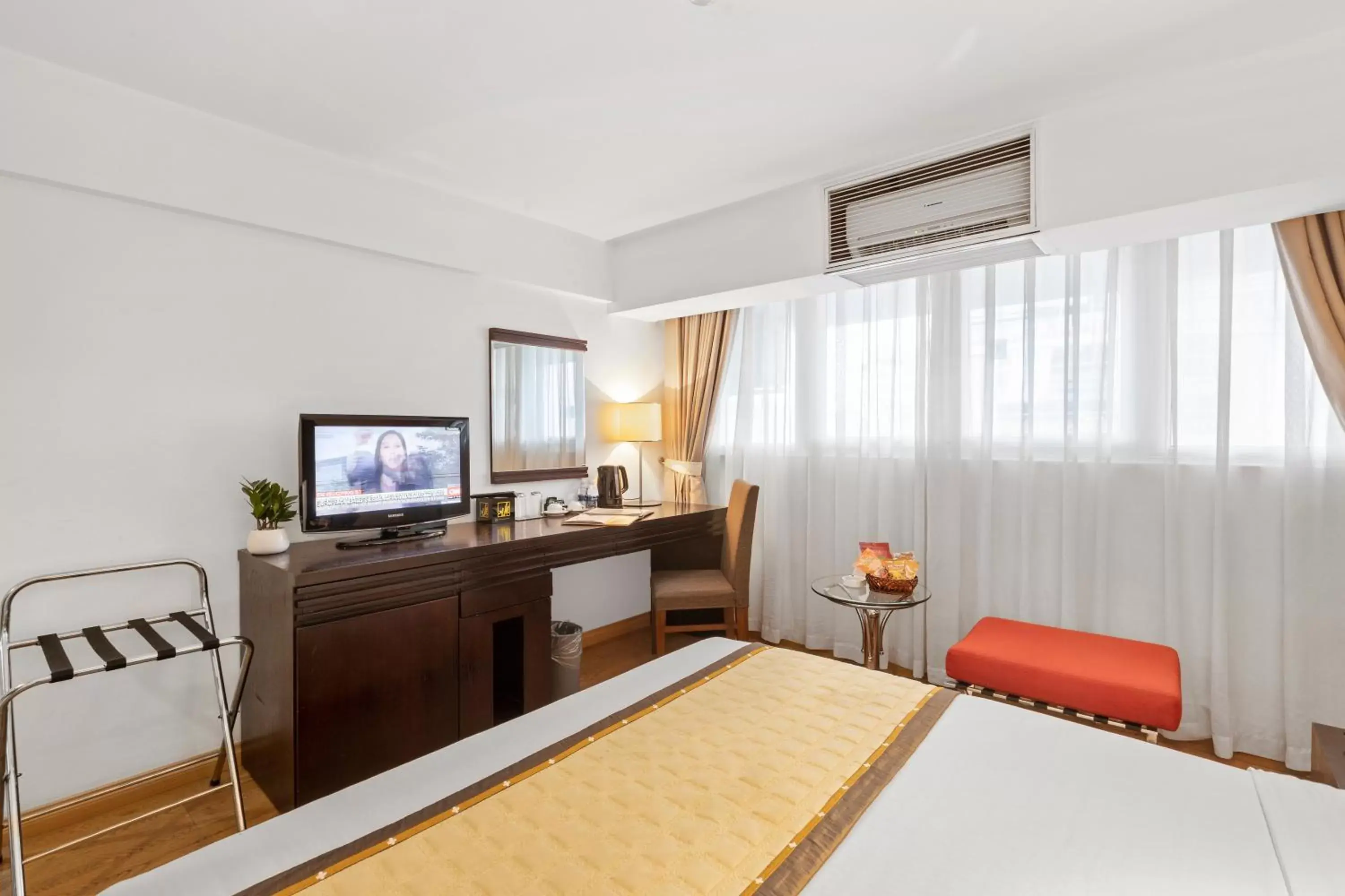 Bed, TV/Entertainment Center in Bao Son International Hotel