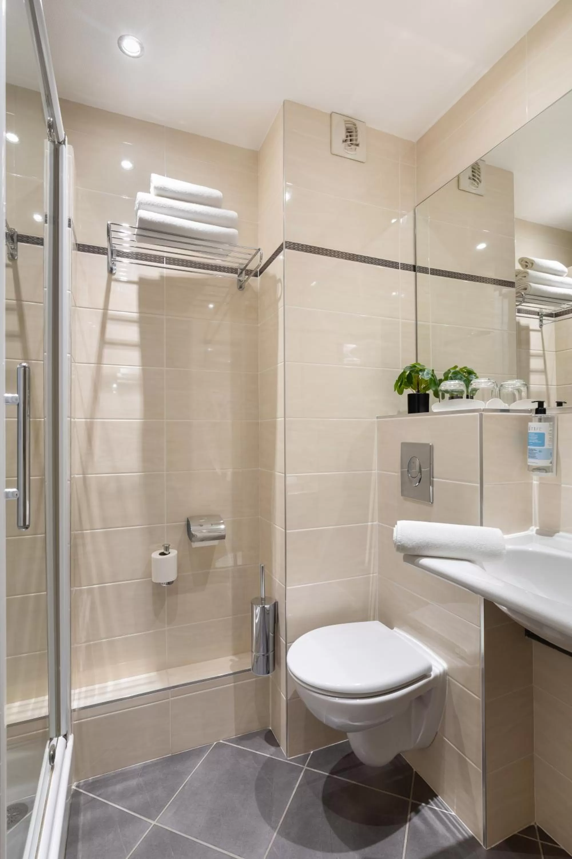 Bathroom in Hôtel Chromatics & Restaurant Hill Club by HappyCulture