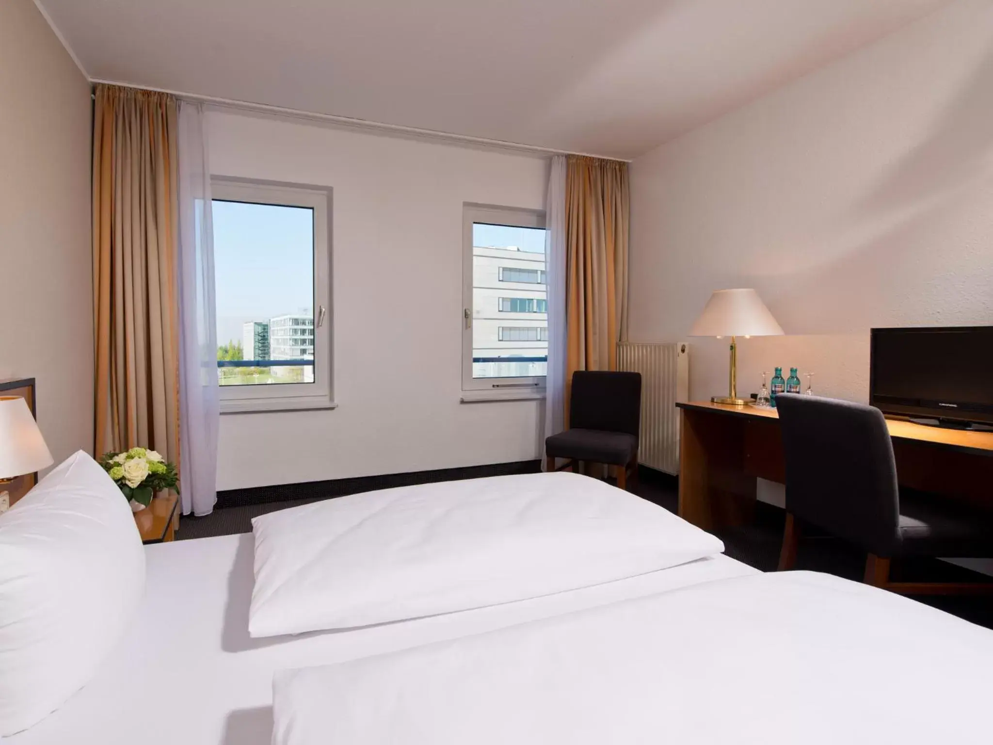 Photo of the whole room, Room Photo in ACHAT Hotel Frankfurt Airport