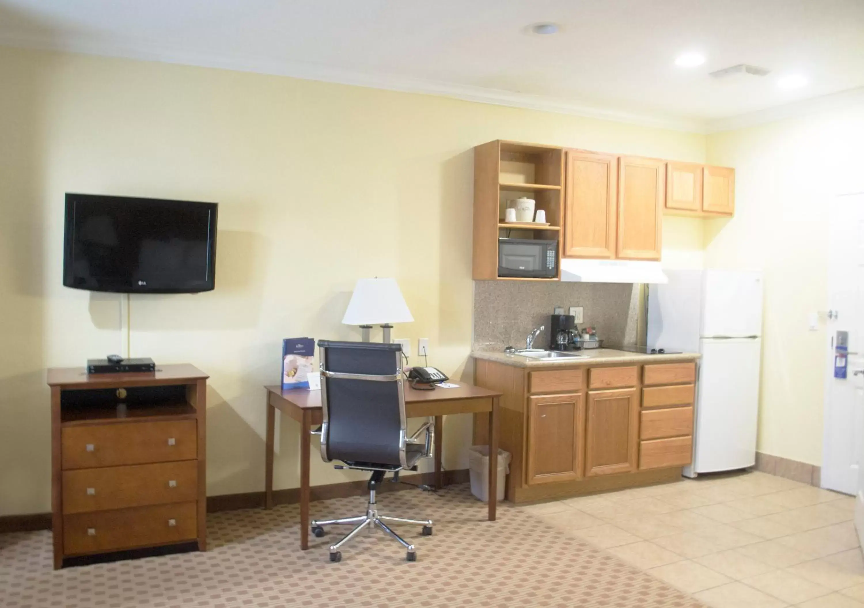TV and multimedia, TV/Entertainment Center in Extended Stay America Suites - Baytown