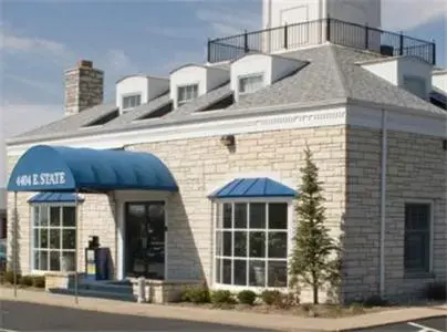 Facade/entrance, Property Building in Alpine Inn & Suites Rockford