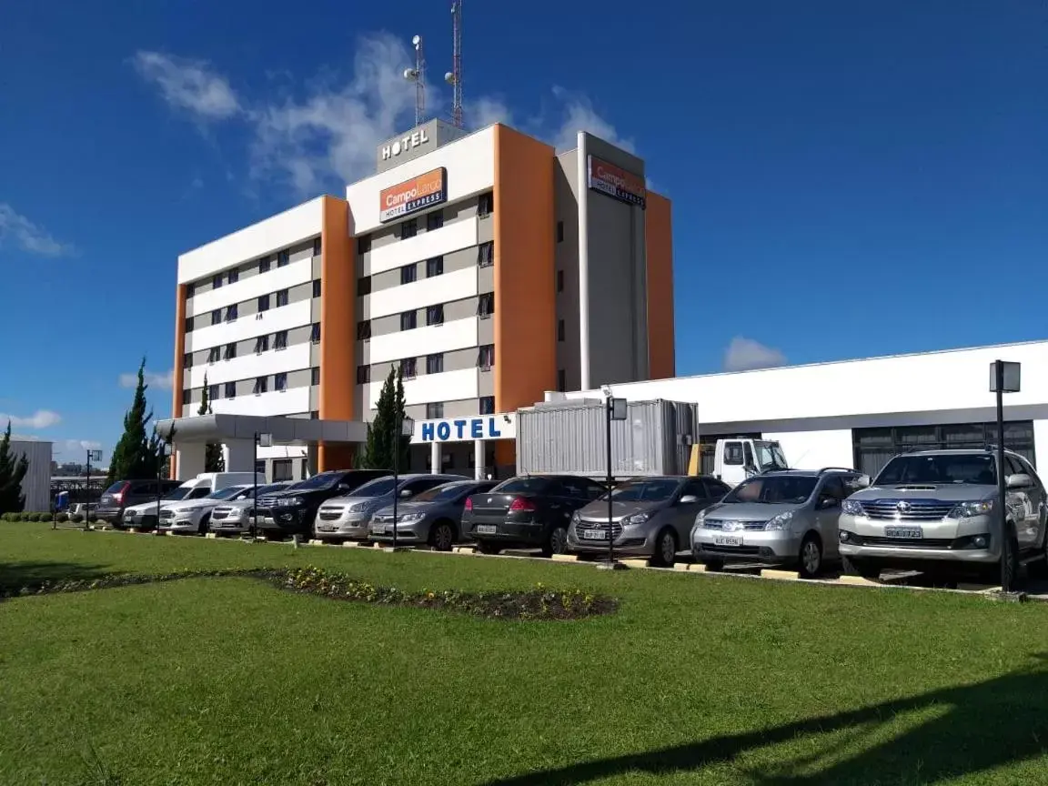 Property building in Hotel Campo Largo Express Property building in Hotel Campo Largo Express