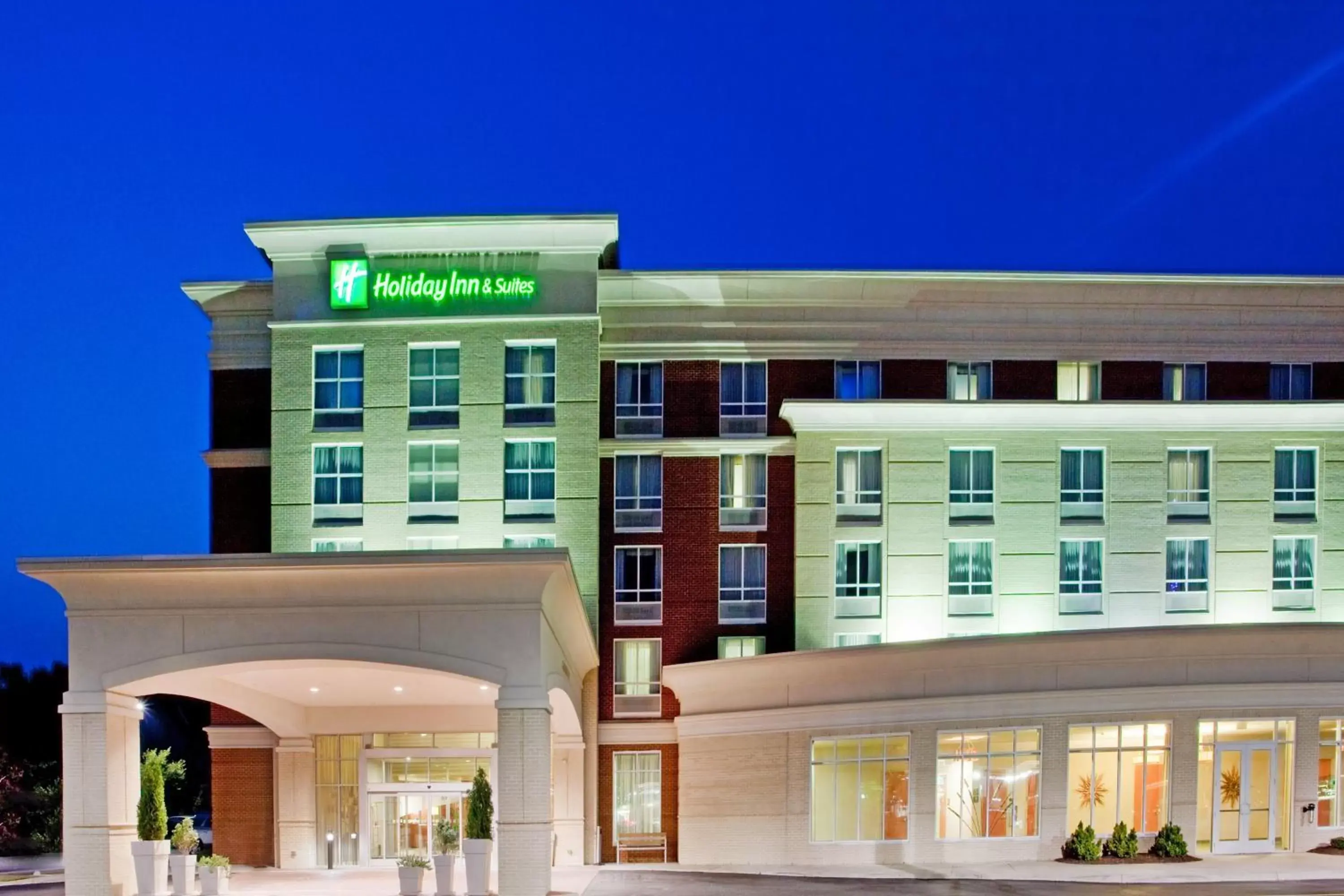 Property Building in Holiday Inn Hotel & Suites Gateway, an IHG Hotel