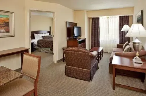 Bed, Seating Area in Staybridge Suites - Kansas City-Independence, an IHG Hotel