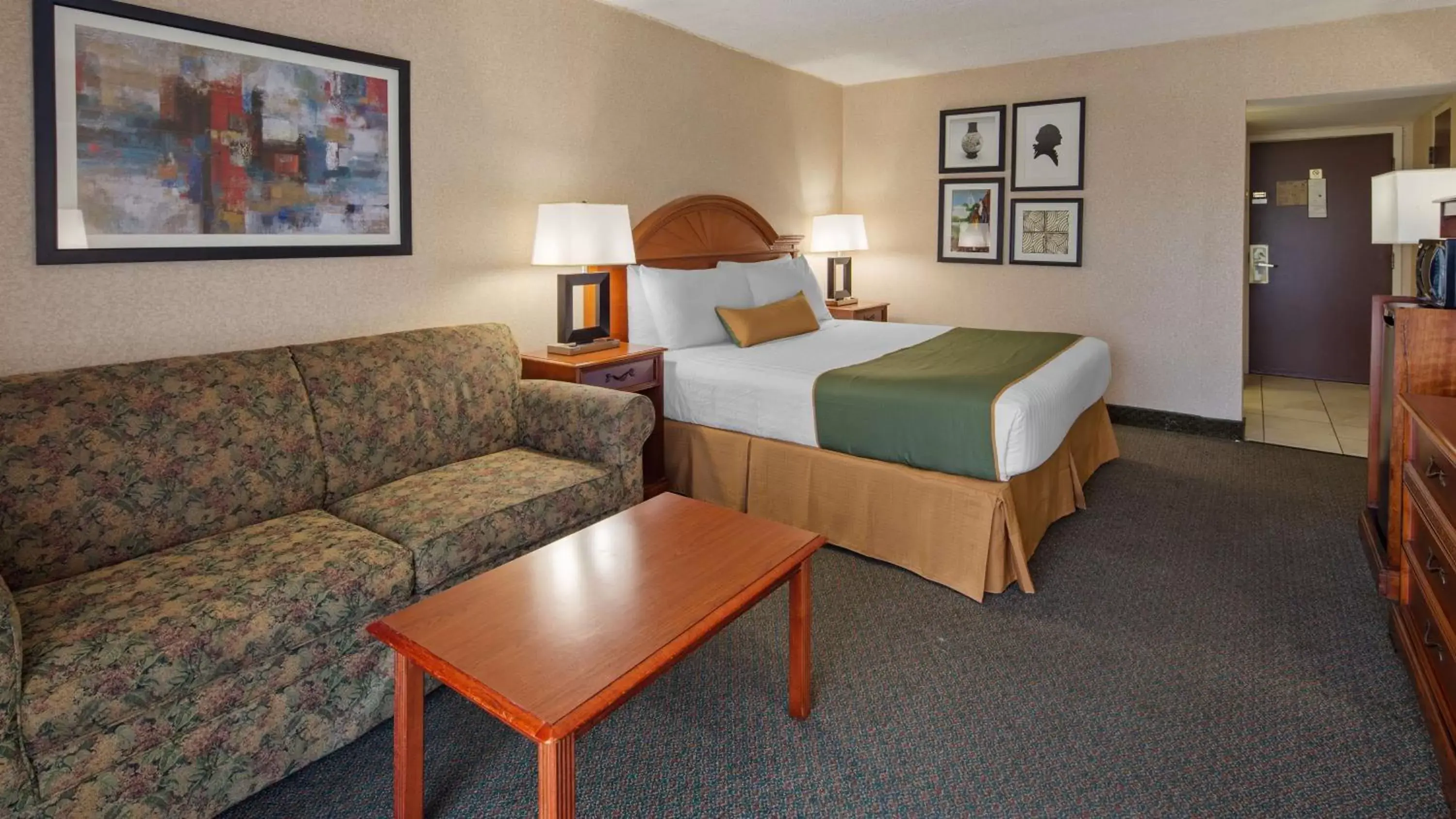 Photo of the whole room in Best Western Capital Beltway