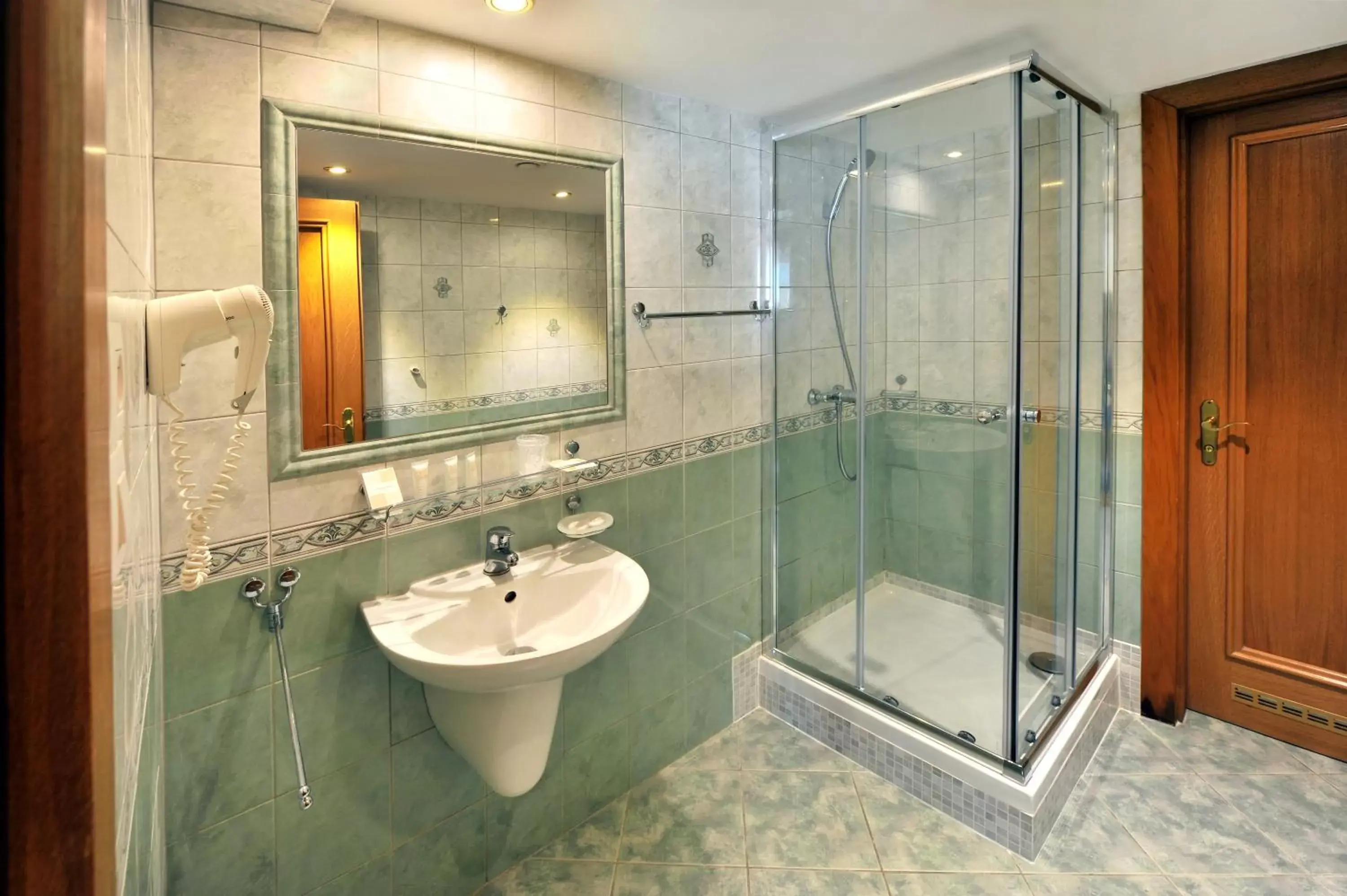 Shower, Bathroom in APLEND CITY Hotel Perugia