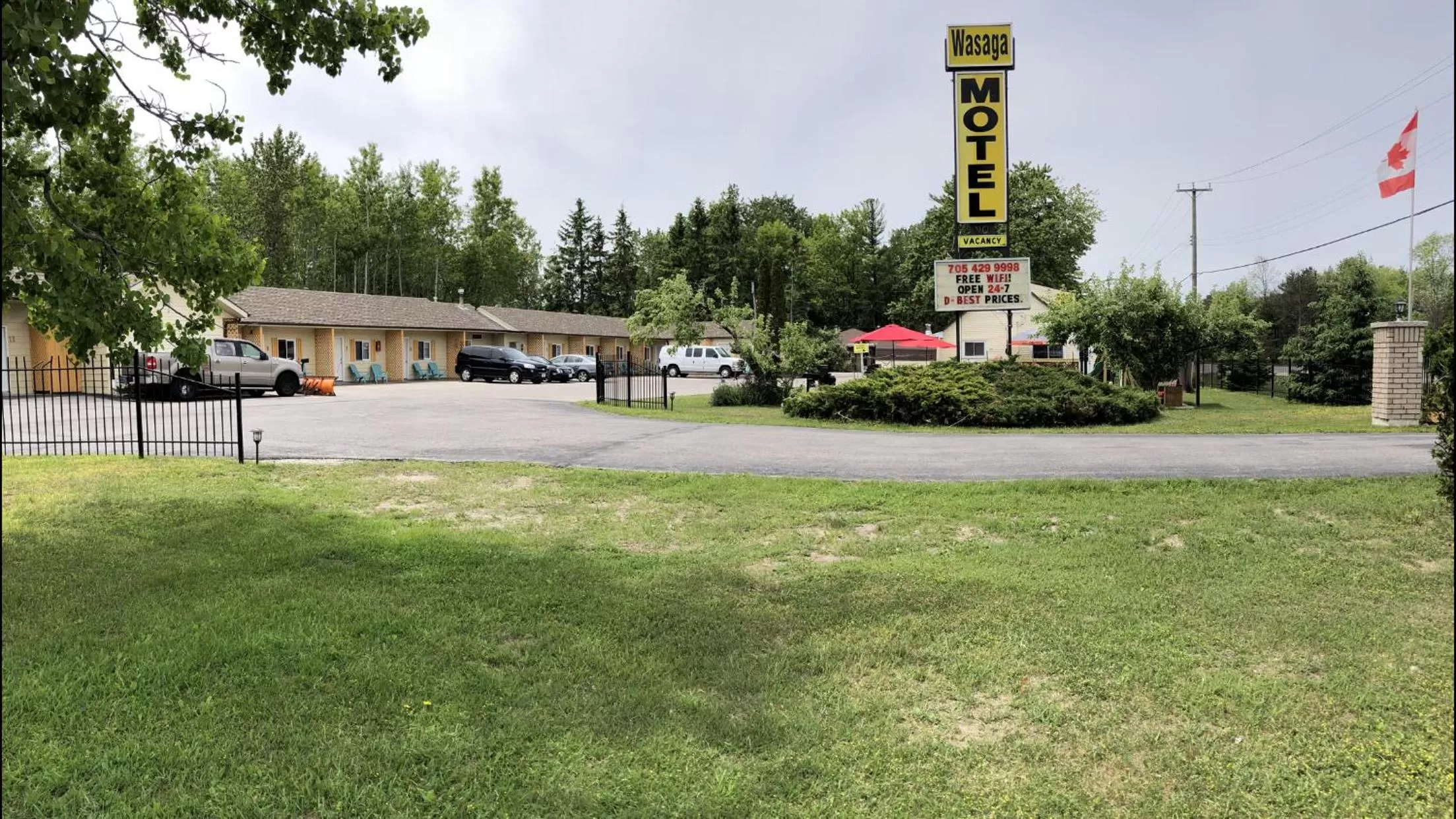 Property building in Wasaga Motel Inn