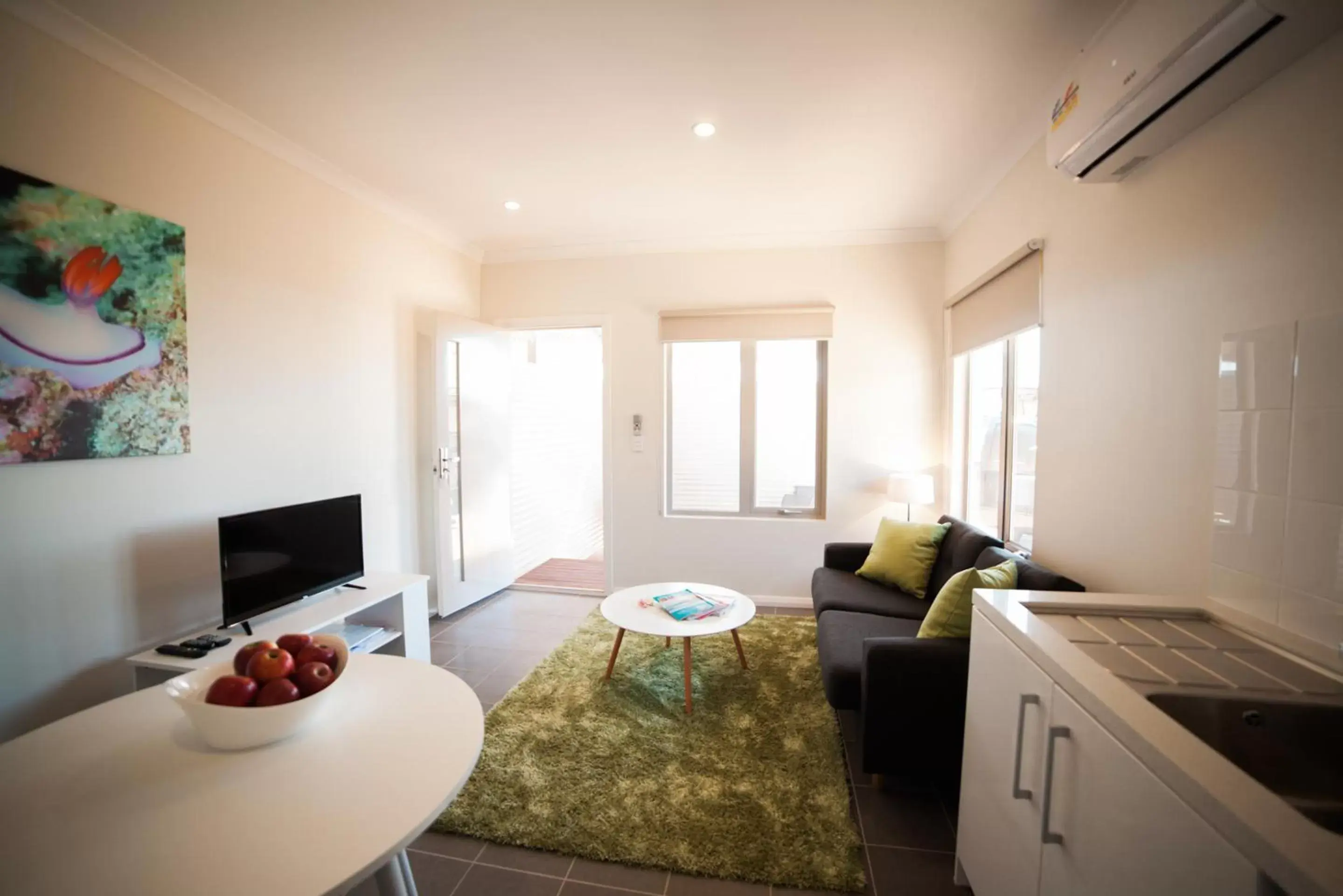 Living room, Kitchen/Kitchenette in Exmouth Escape Resort