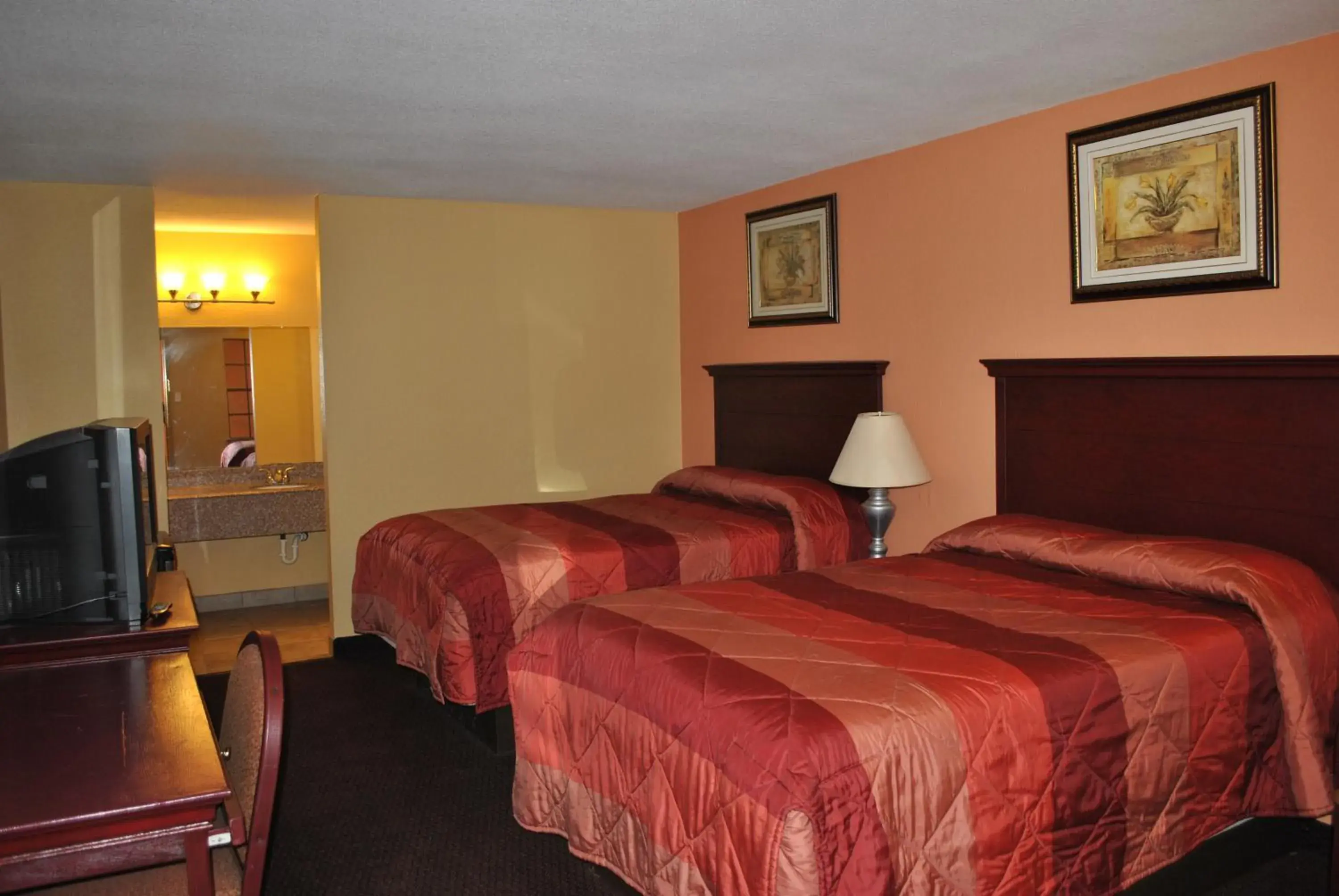 Photo of the whole room, Bed in Executive Inn Brookshire