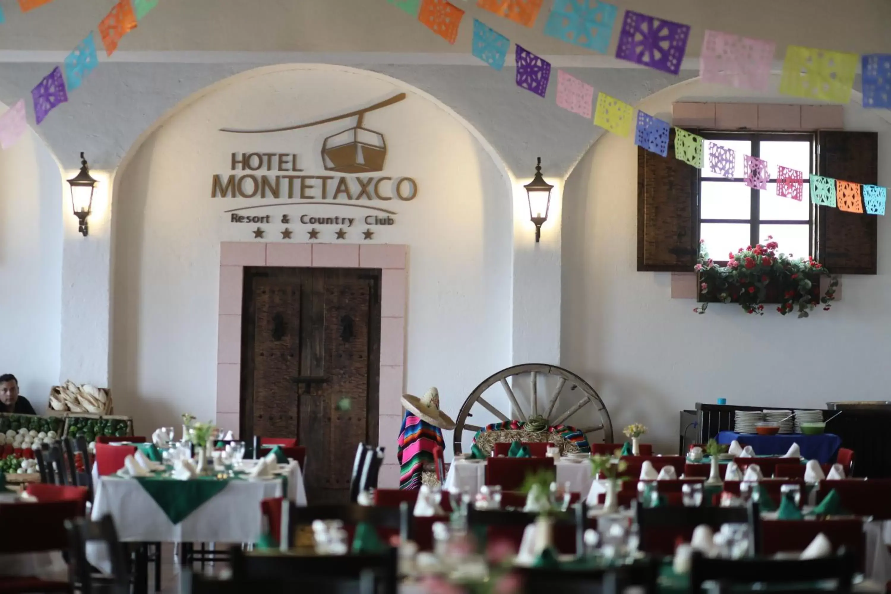 Restaurant/Places to Eat in Hotel Montetaxco