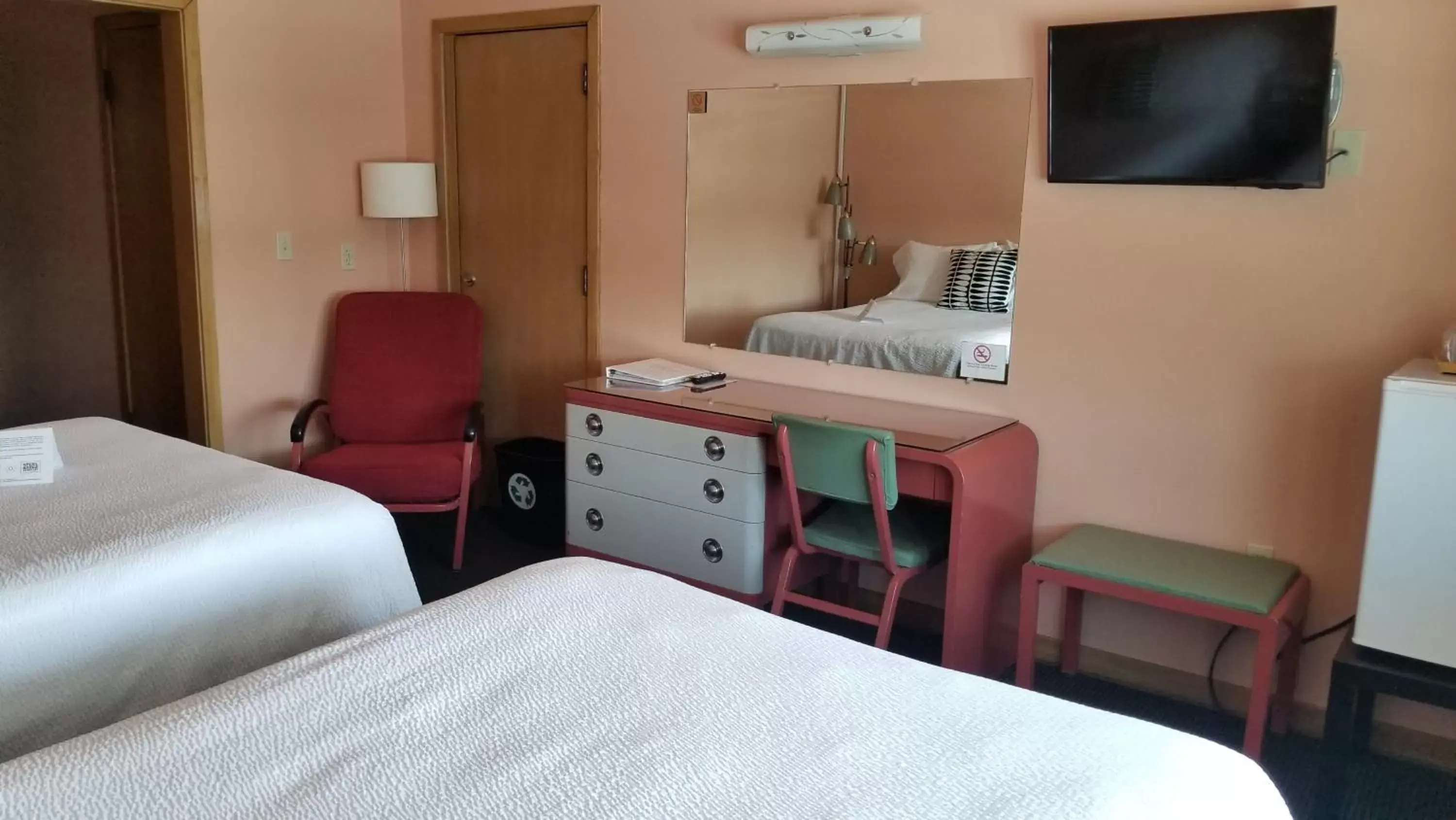 Bed in Holiday Music Motel Bed in Holiday Music Motel