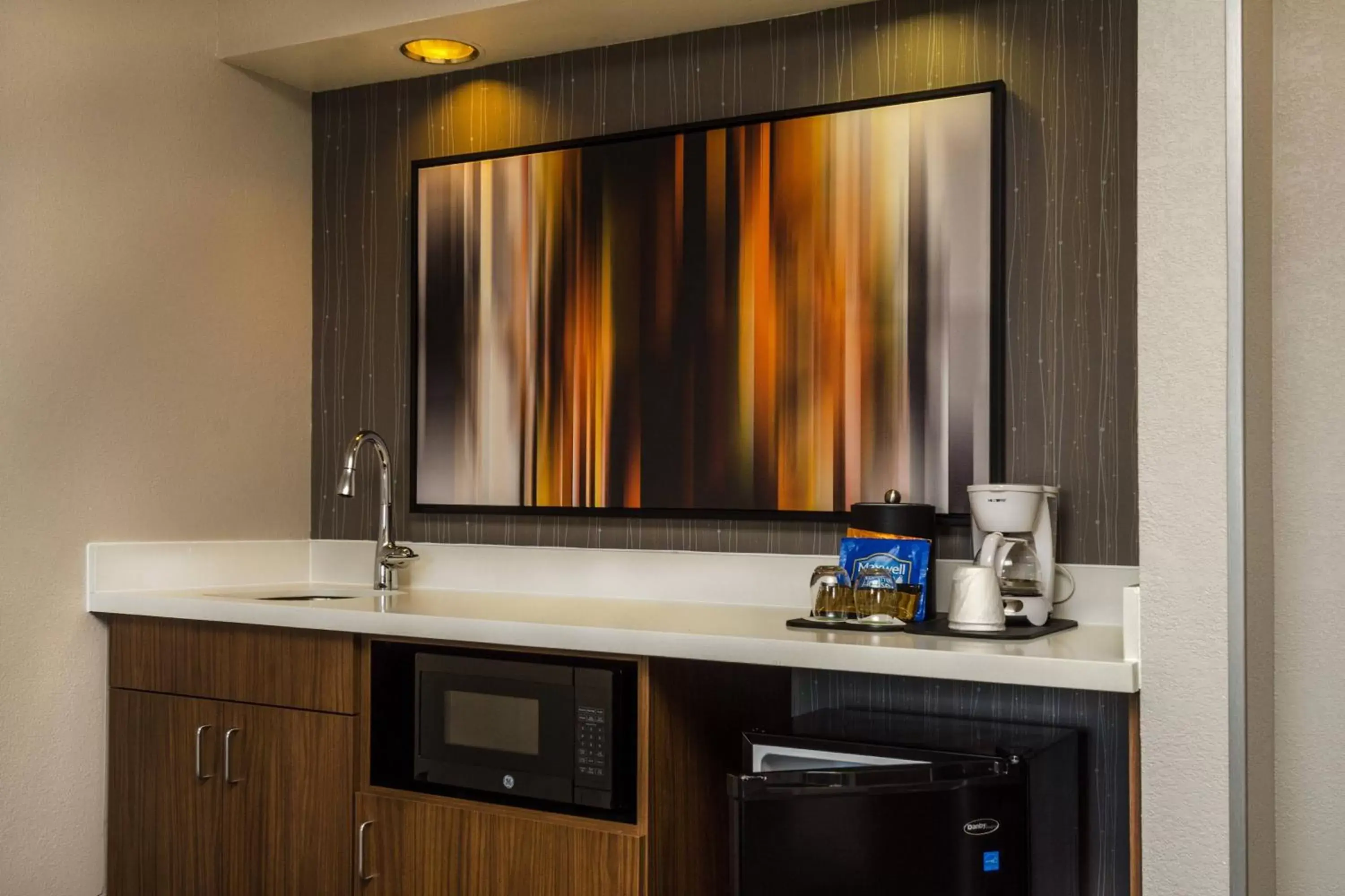 Photo of the whole room, TV/Entertainment Center in Courtyard by Marriott Nashville at Opryland