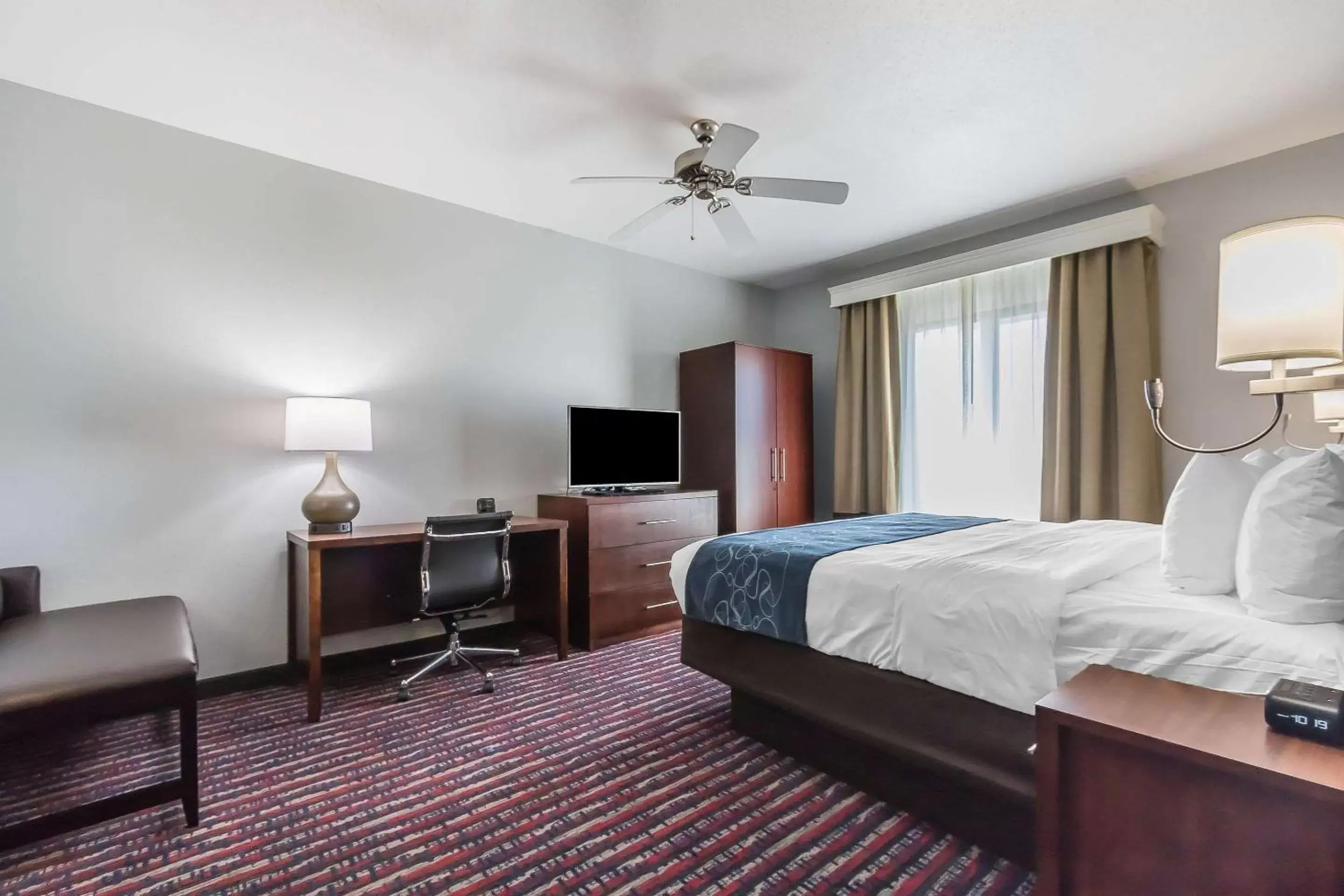 Photo of the whole room, Bed in Comfort Suites St Charles-St Louis